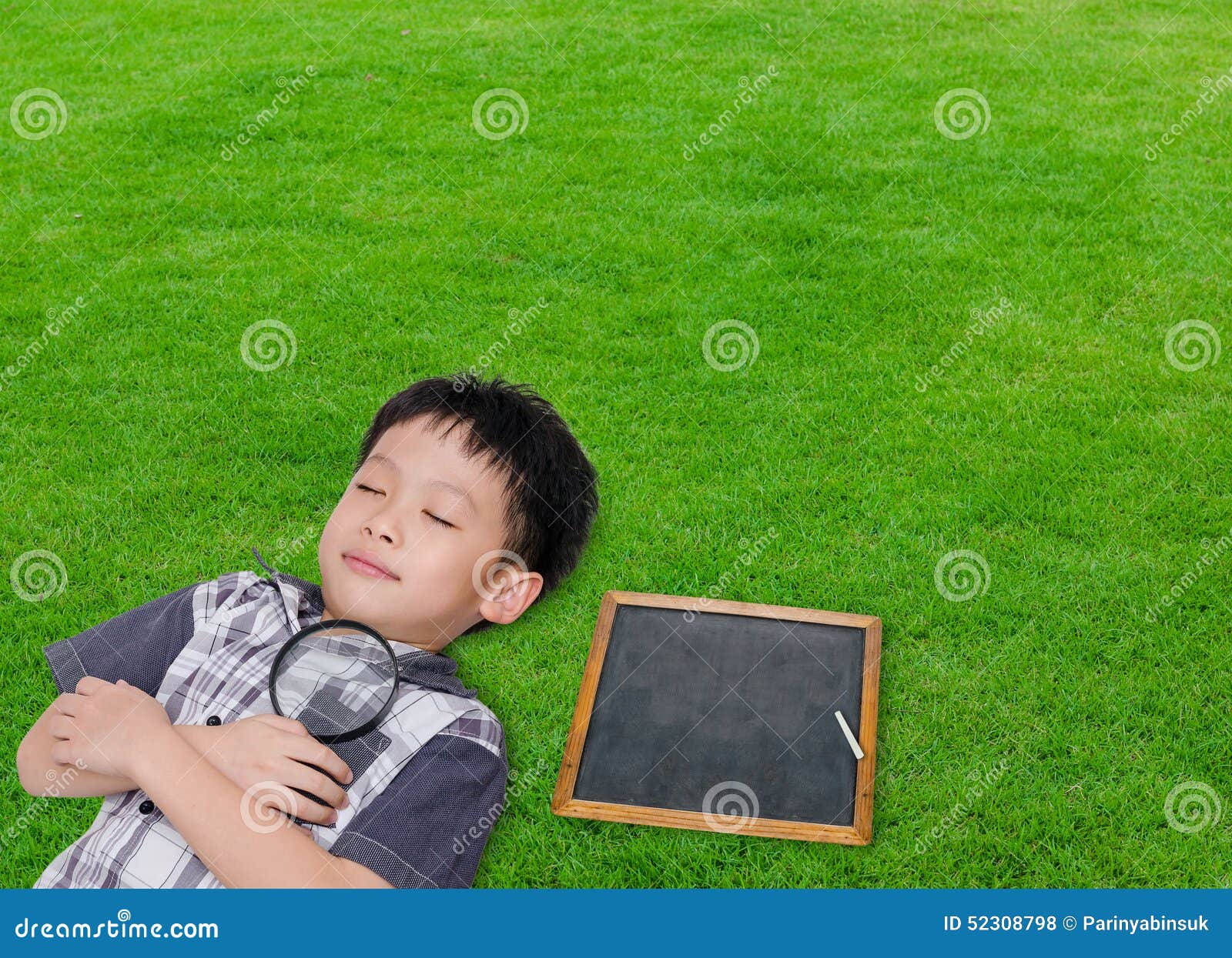 Schlafender Asiatischer Junge Mit Lupe Stockfoto Bild von rest, grasartig 52308798