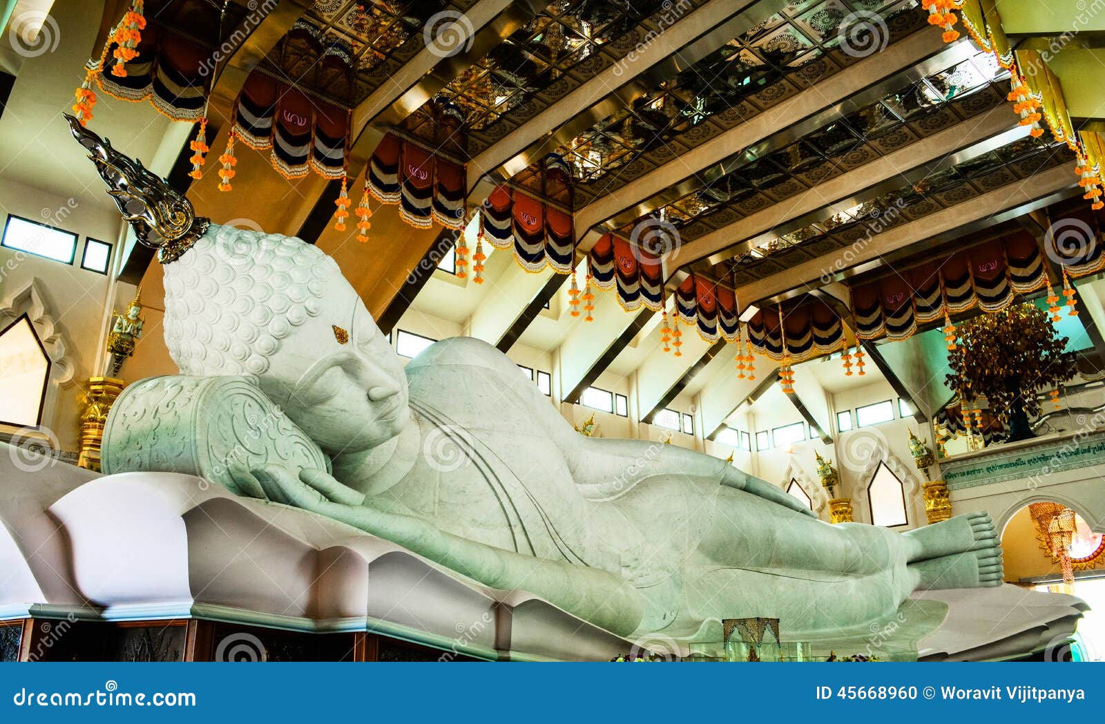 Schlafender Buddha stockfoto. Bild von bügel, gemalt - 45668960