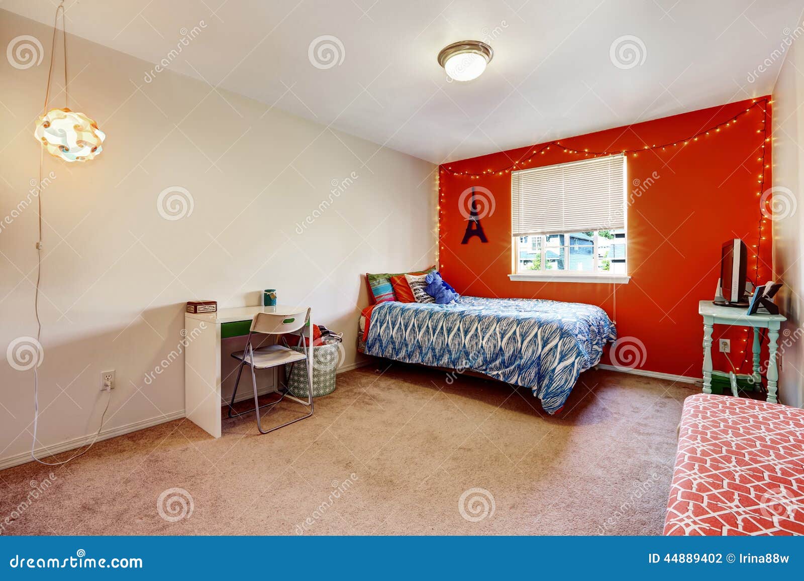 Schlafzimmer Mit Heller Roter Wand Stockfoto - Bild von bequem, innen
