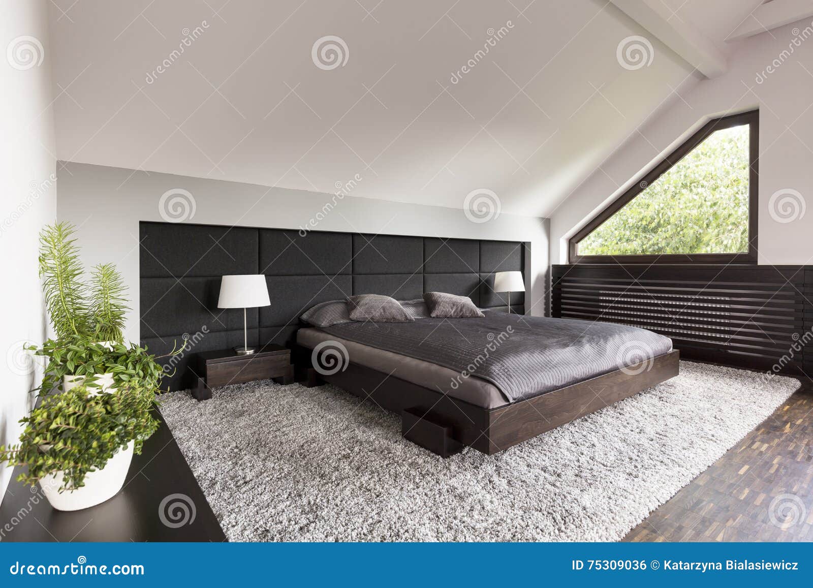 Schlafzimmer Mit Japanischer Bettidee Stockfoto - Bild von ... Schlafzimmer Mit Japanischer Bettidee Stockfoto - Bild von ...