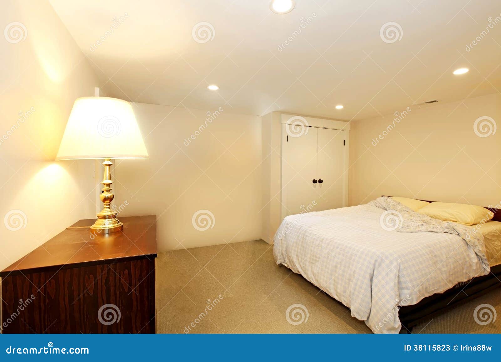 Schlafzimmer ohne Fenster stockbild. Bild von projekt