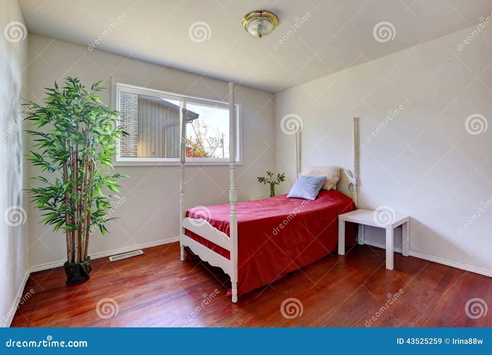 Schlafzimmerinnenraum Mit Hohem Pfostenbett Stockbild - Bild von