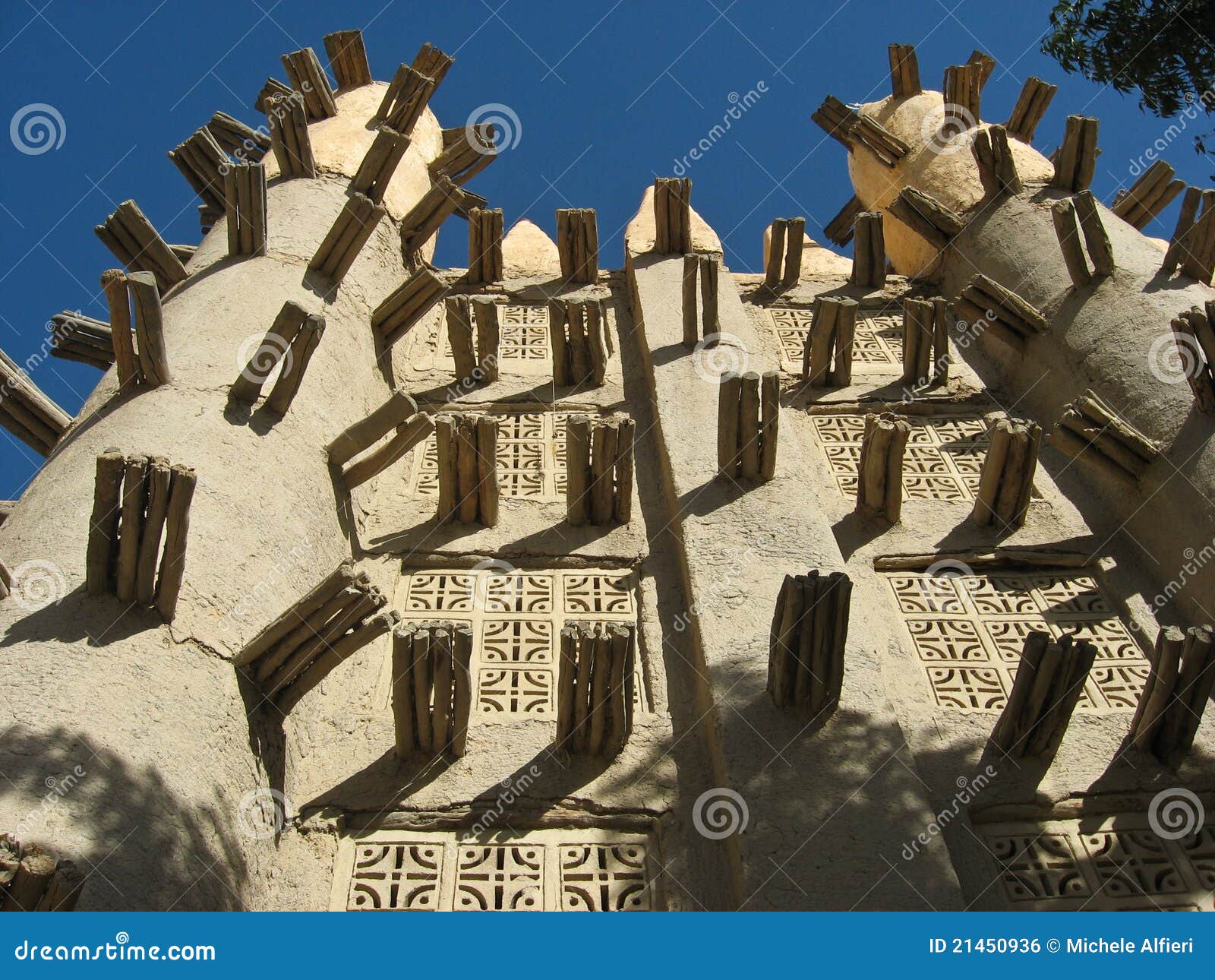 Schlammziegelsteinmoschee, Saba. Schlammziegelsteinmoschee in Saba (Mali, Afrika). Ein Schlammziegelstein wird von einer Mischung des Lehms, Schlamm, Sand gebildet und Misch mit einem verbindlichen Material wie Reishülsen oder -stroh wässert. Sie ließen sie in der Sonne für einige Tage trocknen.