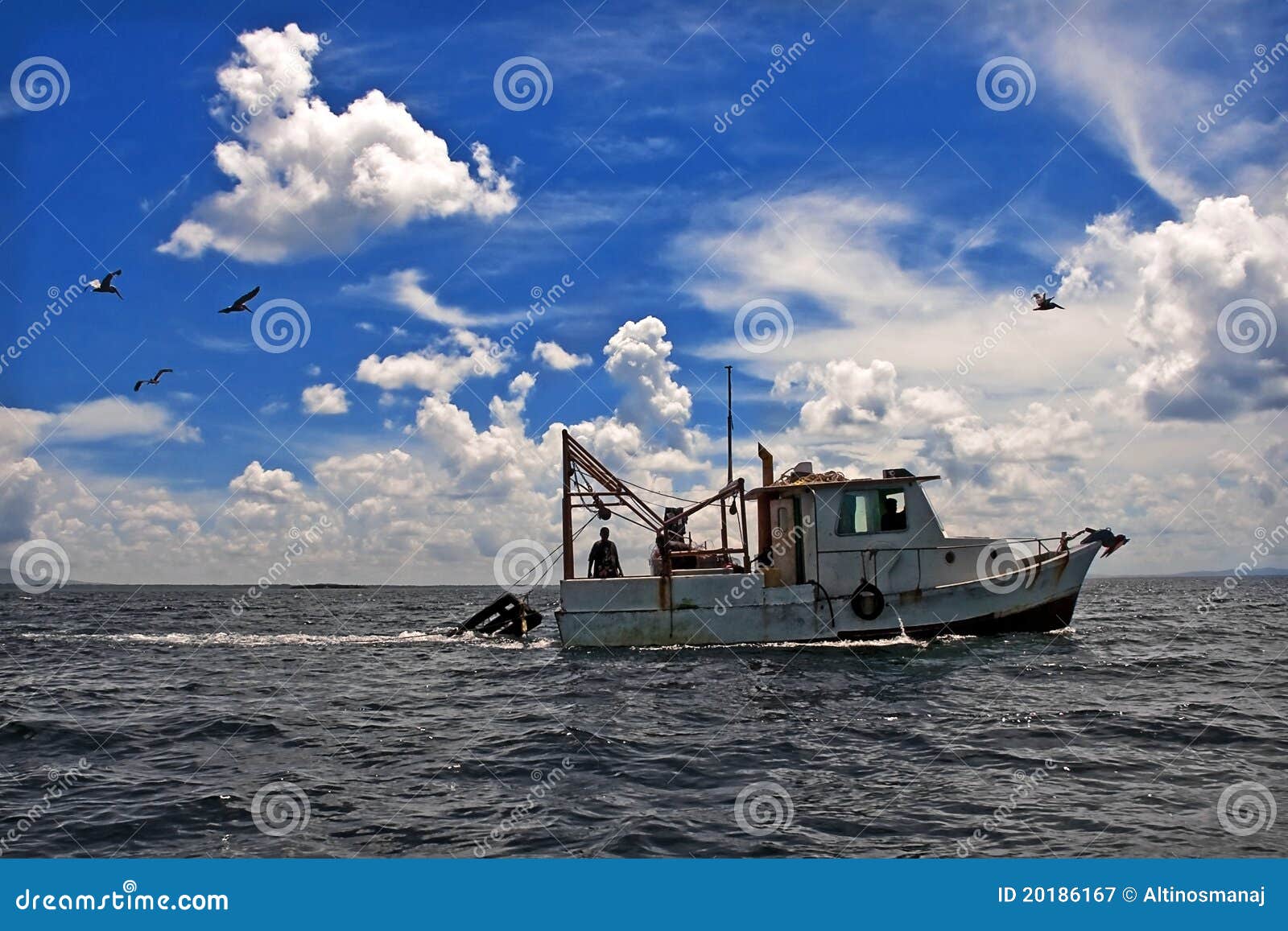 Schleppen-Boot - Fischerboot, das voll ein Netz der Fische und der Garnele zieht. Dieser Typ des Fischens ist zum Fischereivorrat an und zur Gesundheit das zerstörende Fischei und Korallen des Seebetts sehr zerstörend.