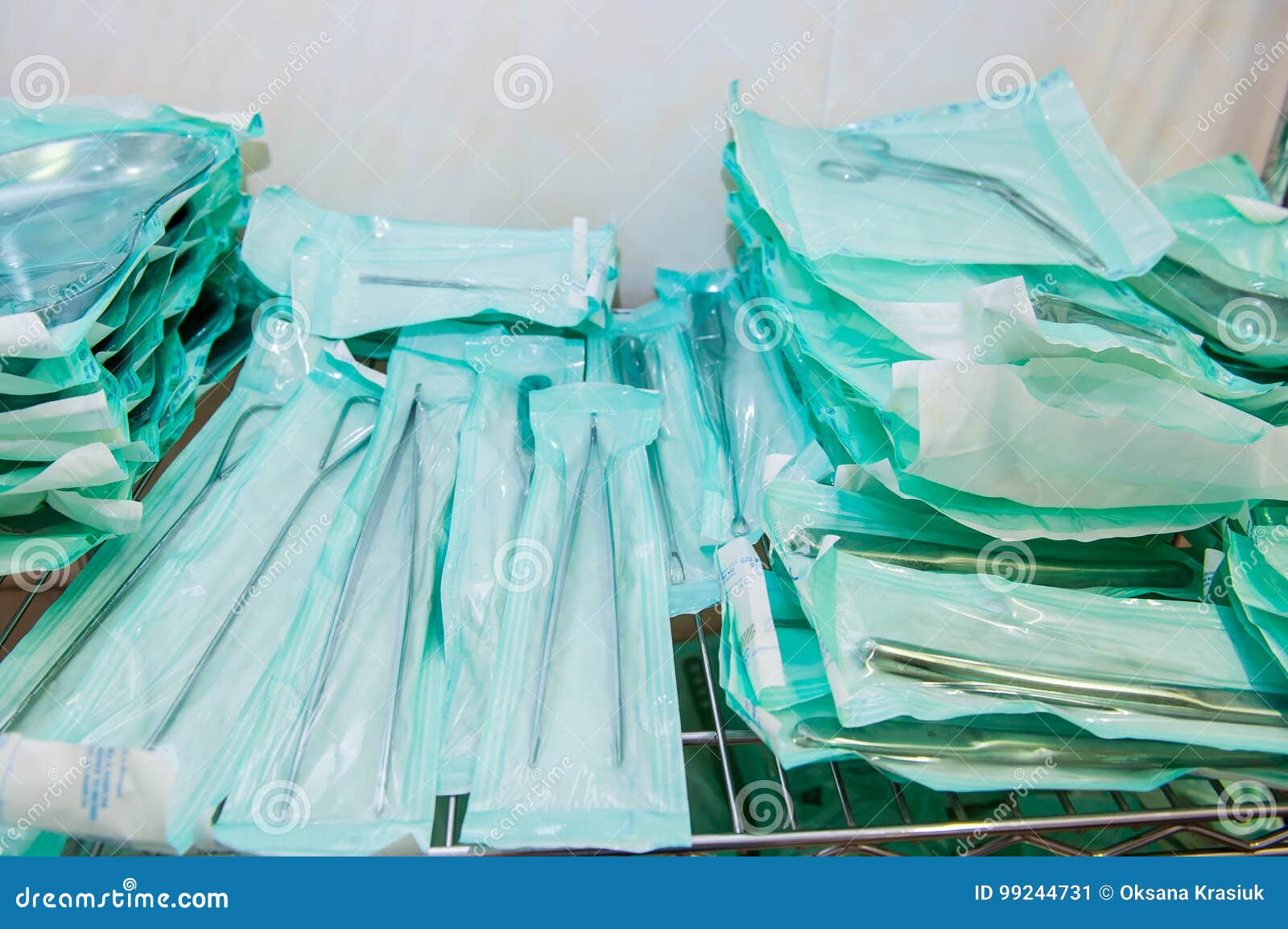 Schliessen Sie Herauf Entkeimte Verpackte Chirurgische Instrumente Selektiver Fokus Stockbild Bild Von Chemie Horizontal