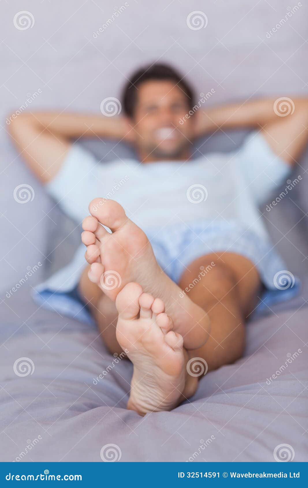 Сонник нога мужчины. Мужские ноги под одеялом. Ноги из под одеяла. Мужские ноги вверх. Мужская рука на ноге под одеялом со вспышкой.
