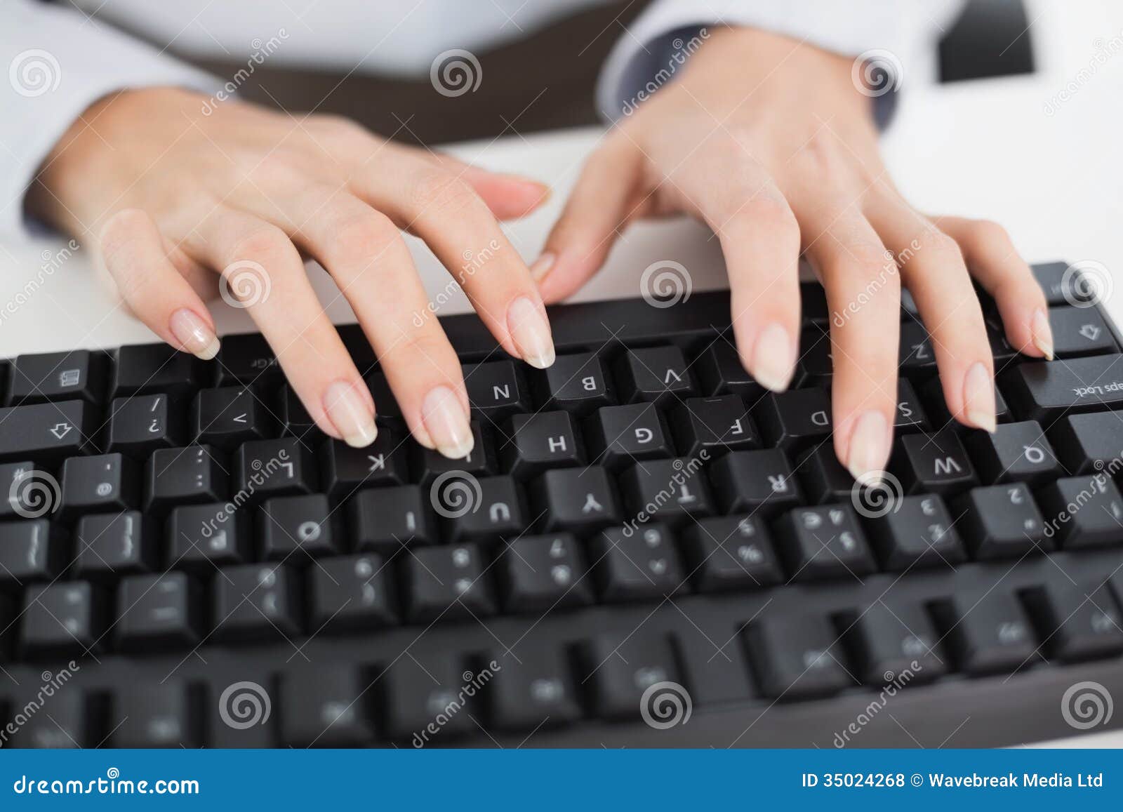 Schliessen Sie Oben Von Den Handen Die Auf Einer Tastatur Schreiben Stockfoto Bild Von Handen Schreiben