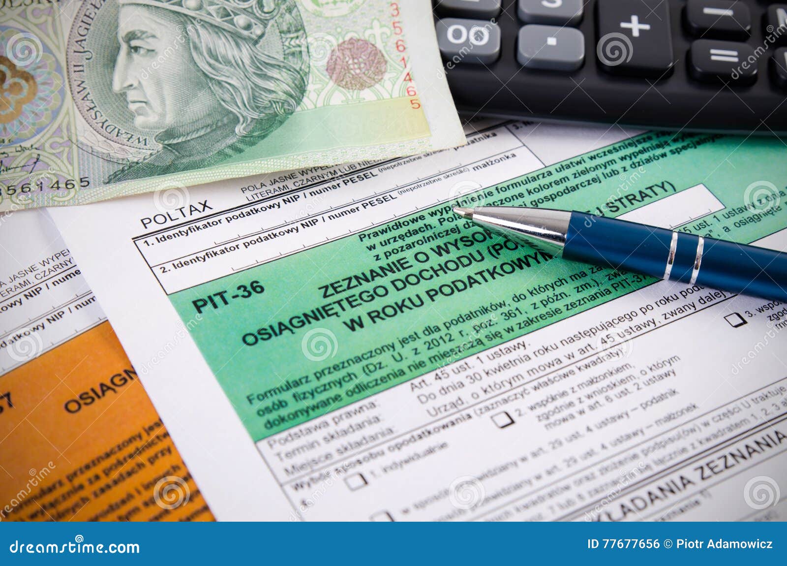 Schließen Sie oben von den polnischen Einkommenssteuerformen auf Schreibtisch Buchhalter führt Steuerregelungen durch