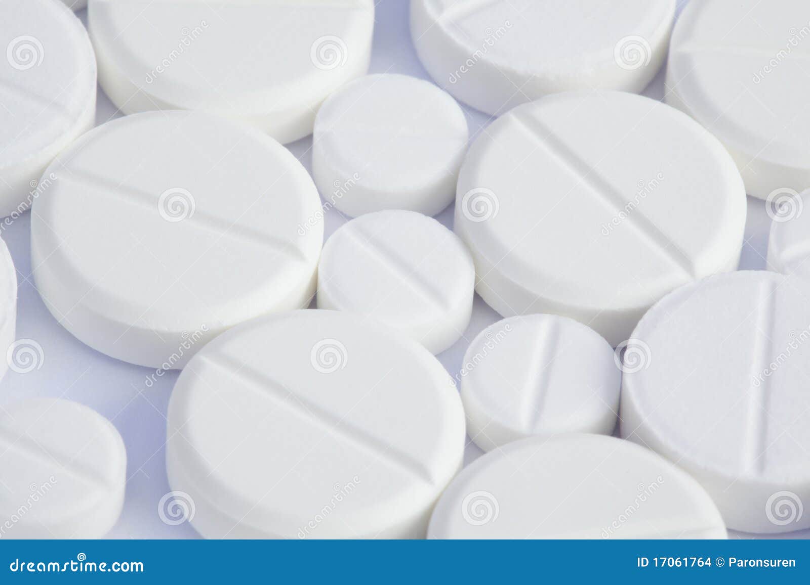 Schließen Sie oben von den Tabletten auf einem weißen Hintergrund. Tablets Od-verschiedene Größen auf einem weißen Hintergrund