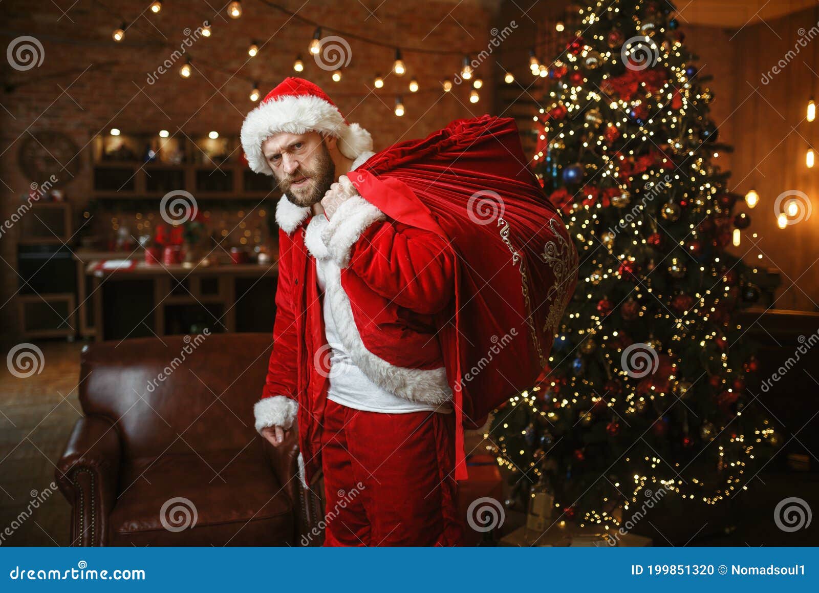 Schlechter Betrunkener Santa-Claus Bringt Geschenke Böse Party Stockfoto -  Bild von neigung, zeichen: 199851320