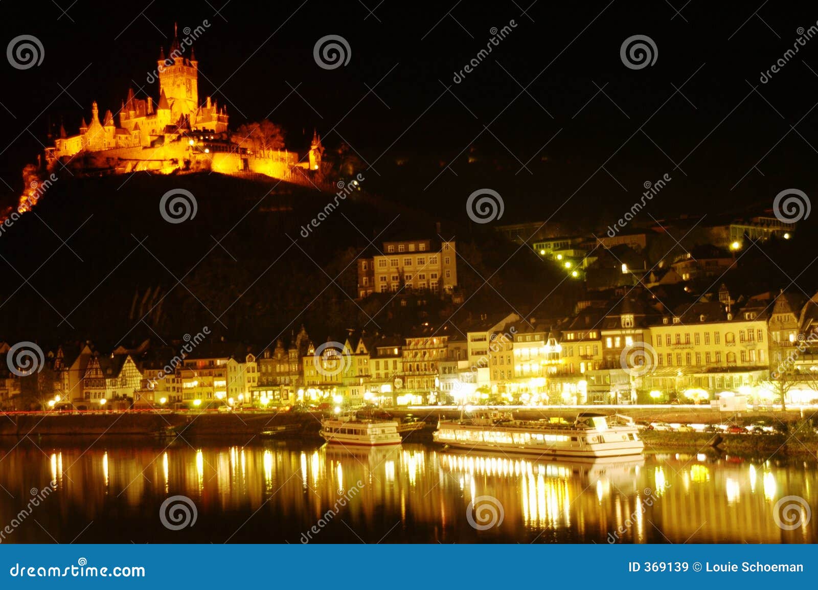 Schloss bei Cochem auf Mosel-Fluss, Deutschland. Ziehen Sie sich bei Cochem zurück, aufgestellt auf dem Mosel-Fluss nahe dem Rhein-Flusszustrom, Deutschland