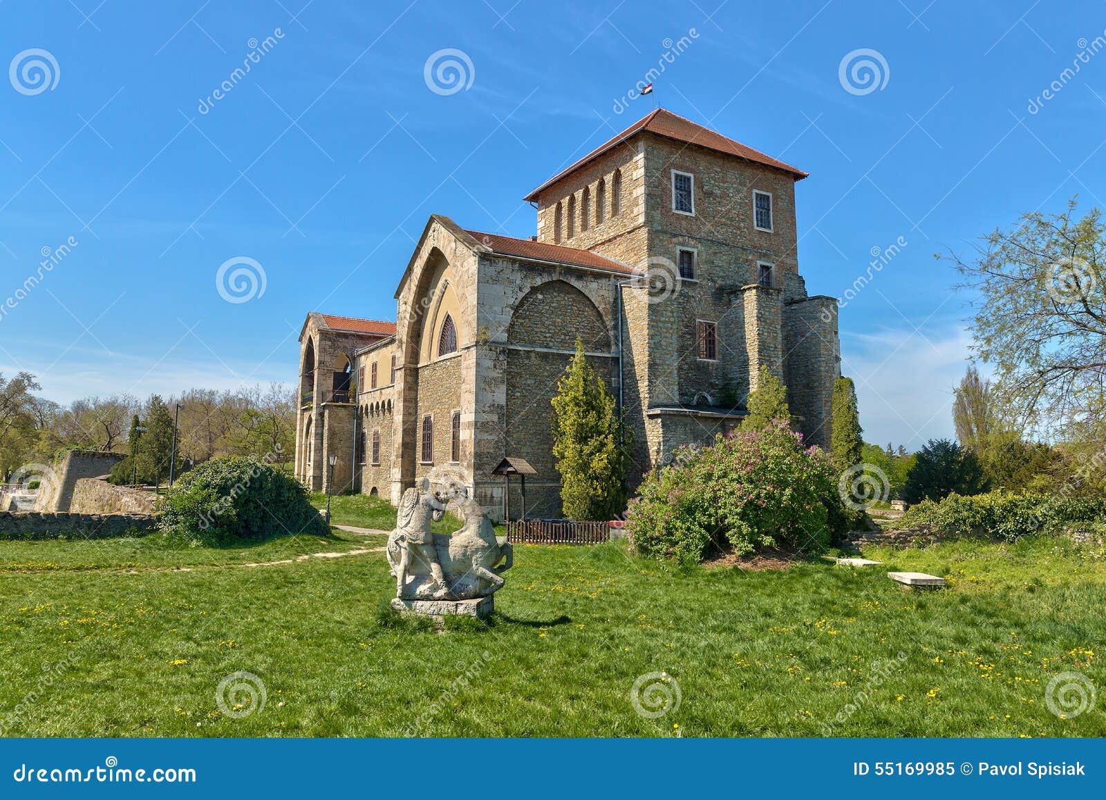 Schloss von Tata in Ungarn stockbild. Bild von königlich 55169985
