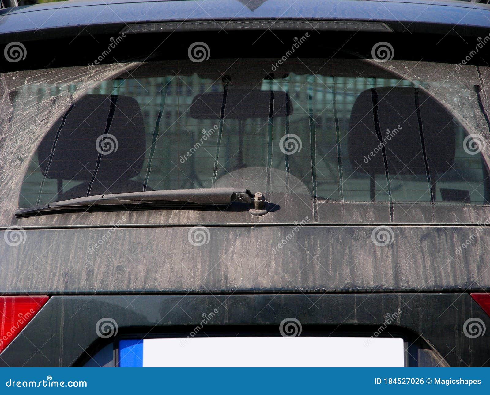 Schmutzige Rück Windschutzscheibe Eines Autos Stockfoto - Bild von