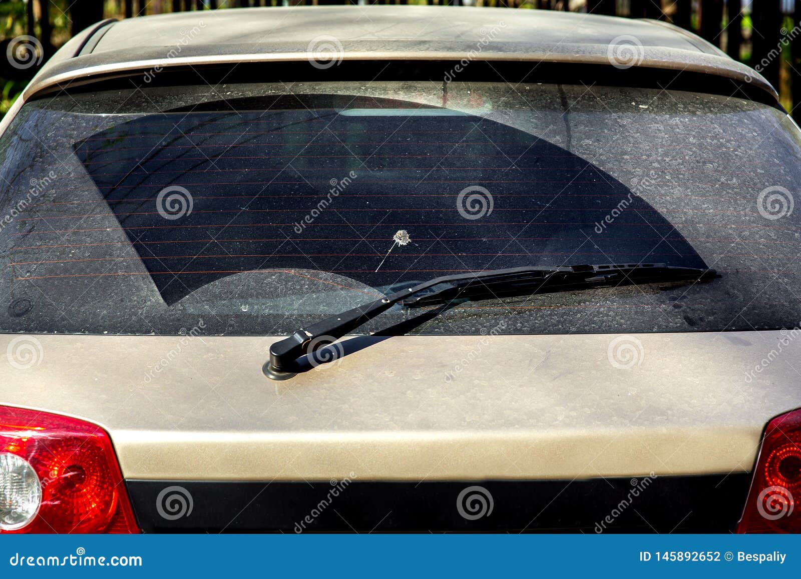 Heckscheibe Fließheck schmutziges Auto Rückansicht auf einem staubigen  Glas. Schmutzige und staubige Heckscheibe eines weißen oder grauen Autos.  Vergessen Sie nicht, Ihre Autos manuell oder in Autowaschanlagen zu waschen  21472978 Stock-Photo bei
