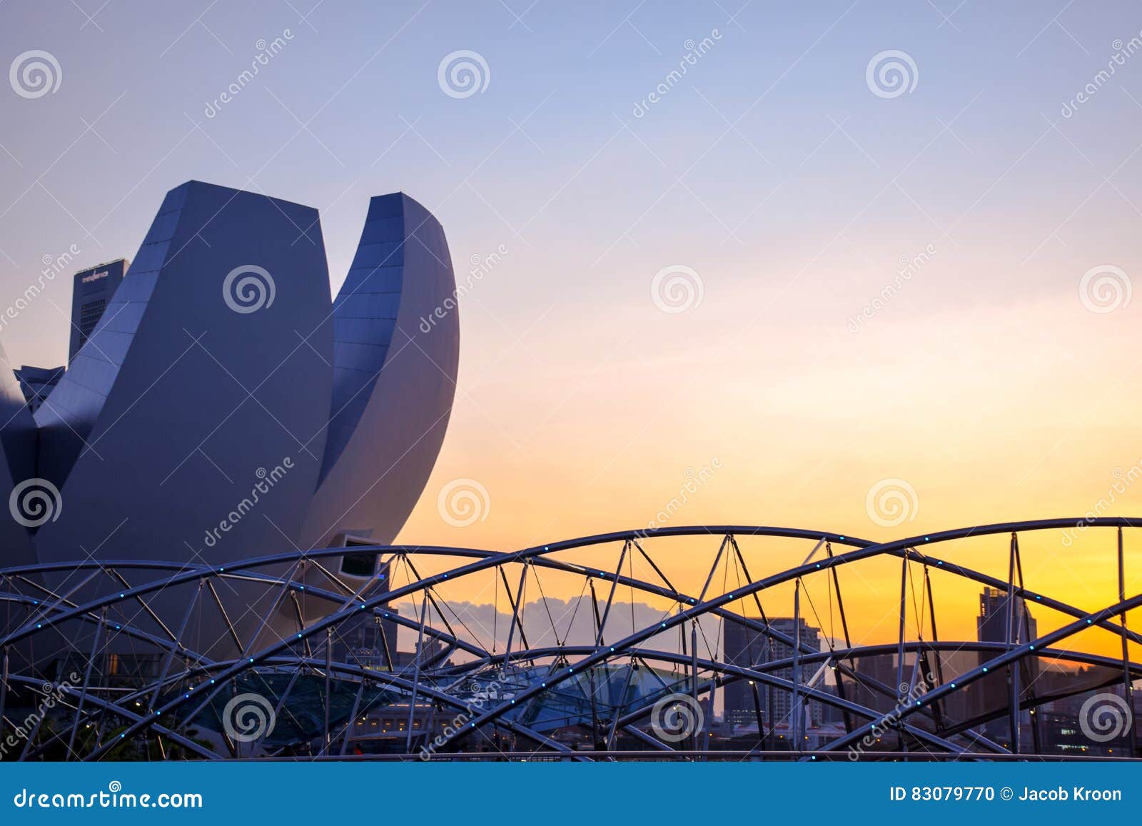 Schneckenbrücke, Singapur. Ansicht der Schneckenbraut und des Kunstwissenschaftsmuseums