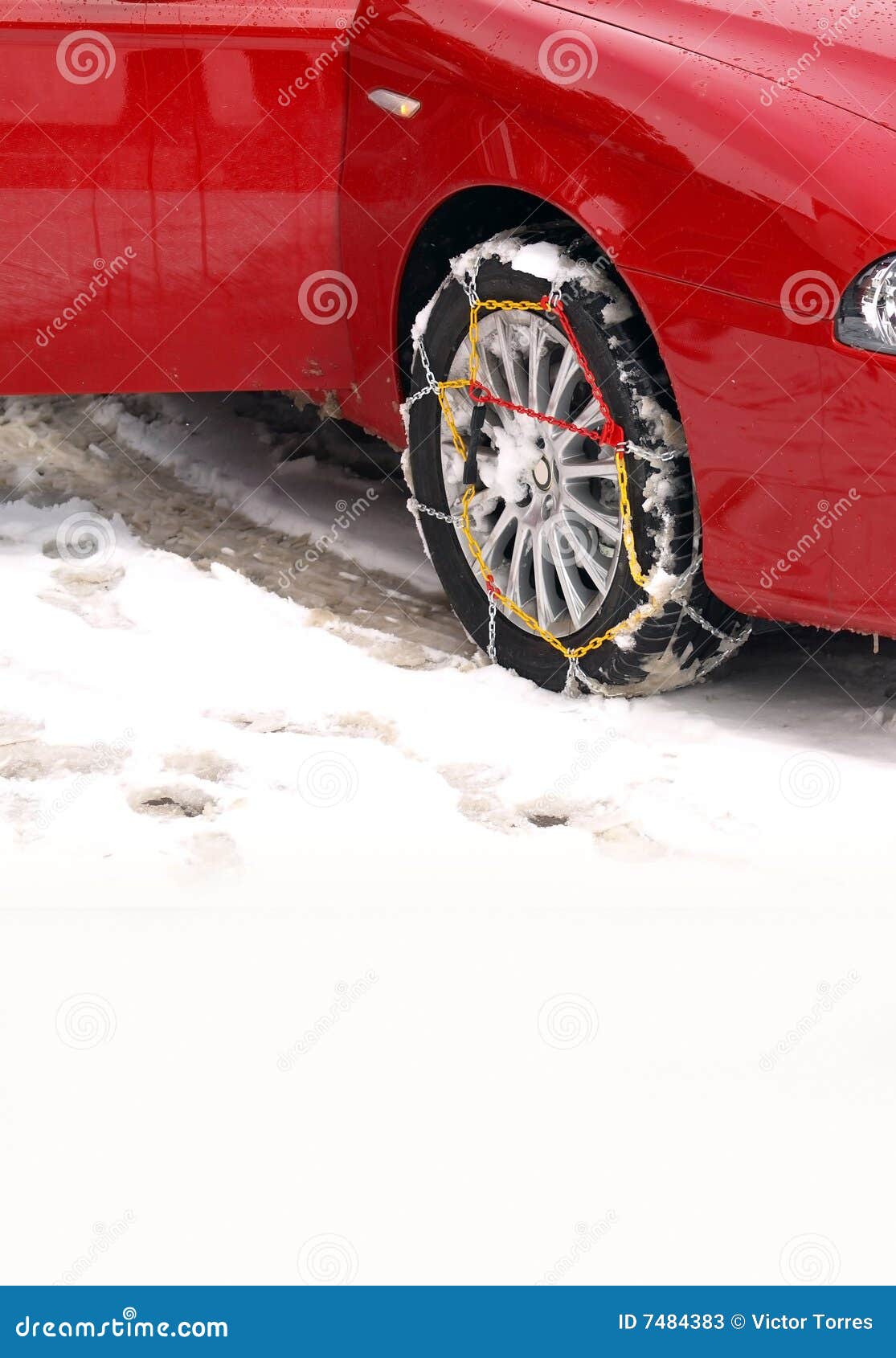 Schnee-Ketten Auf Einem Autoreifen Stockbild - Bild von