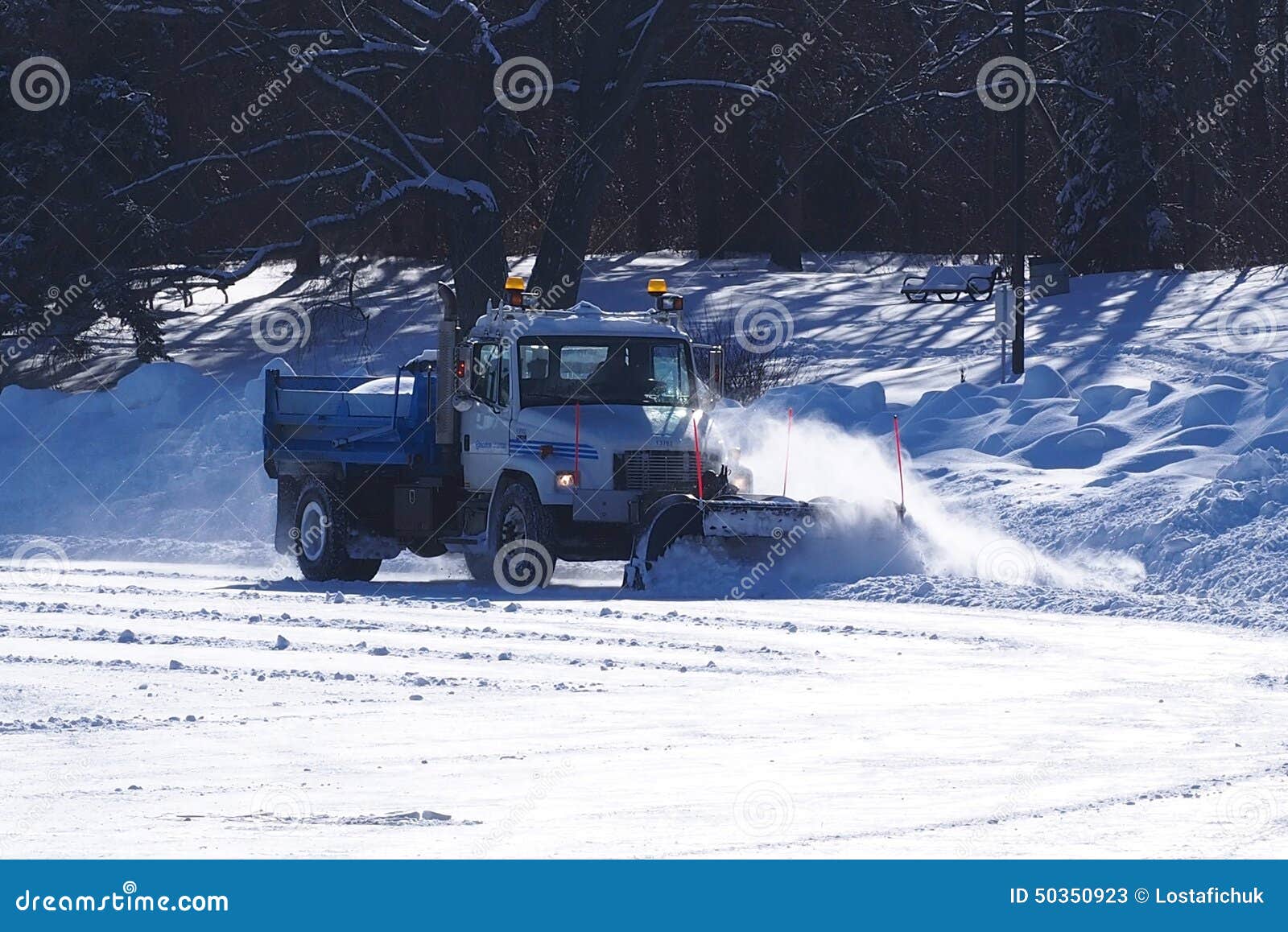 Schnee-Pflug-Reinigungs-Eisbahn. Eisbahn der Schneepflug-Reinigung nach Schneefällen