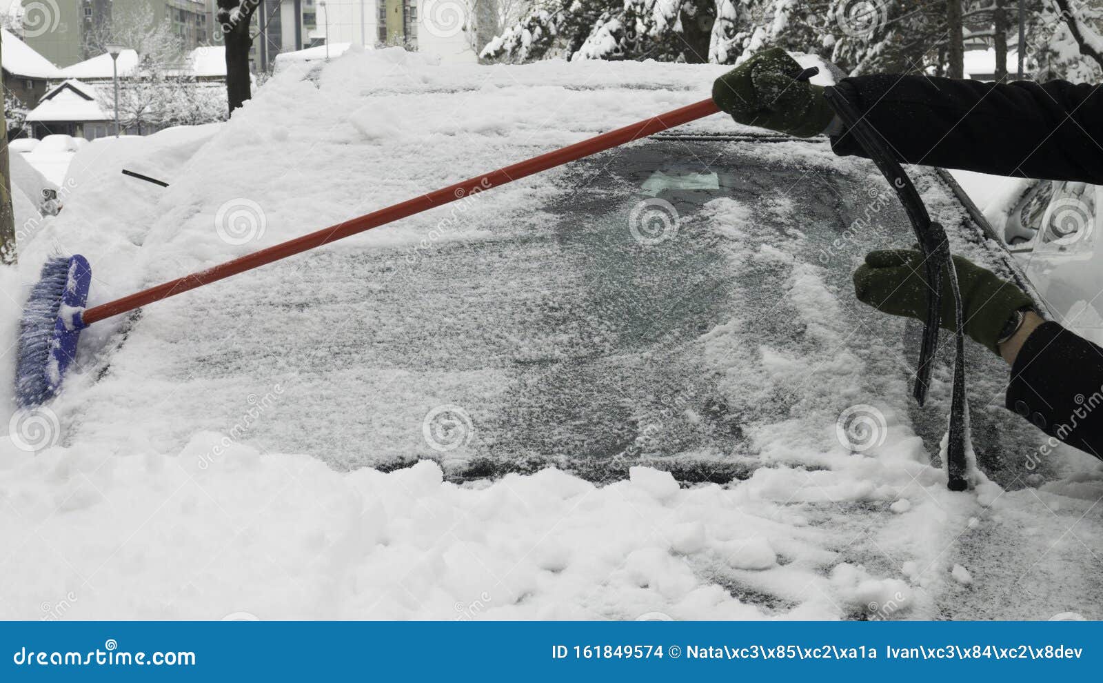 Schnee Von Der Vorderseite Des Autos Mit Einem Besen Räumen Stockfoto -  Bild von lang, obacht: 161849574