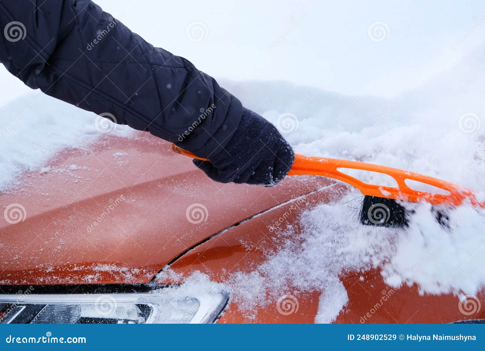 Schneebedeckt. Handbürste. Mann Säubert Orangenauto Vom Schnee