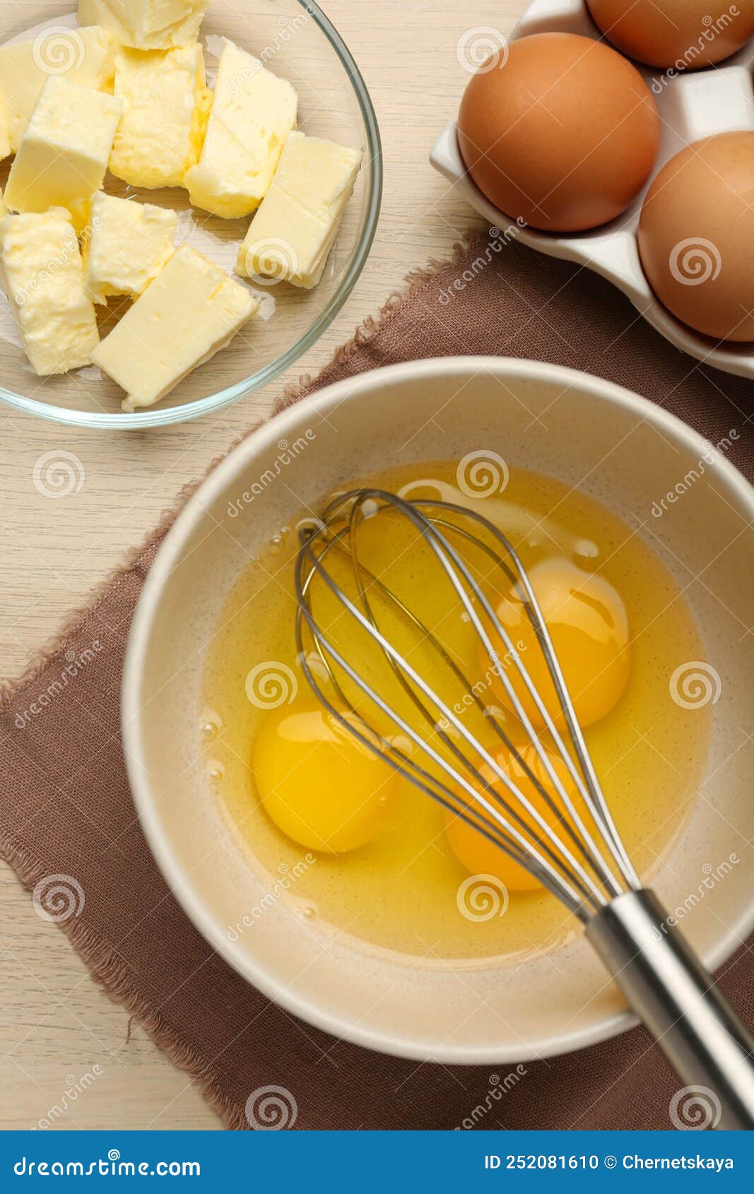 Schneebesen Und Eier in Schüssel Butter Auf Holztisch Flach Legen Stockfoto  - Bild von tabelle, nahrung: 252081610