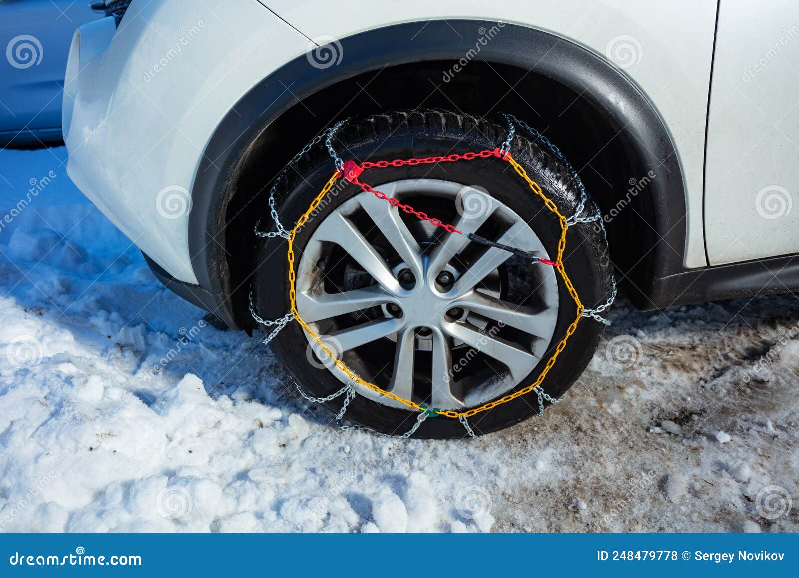 Schneeketten Auf Einem Fahrrad Von Der Seite Aus Stockfoto - Bild