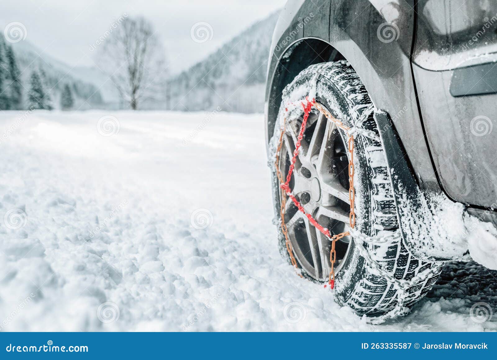 Schneeketten Auf Reifen Auf Winterschneeweg Stockbild - Bild von