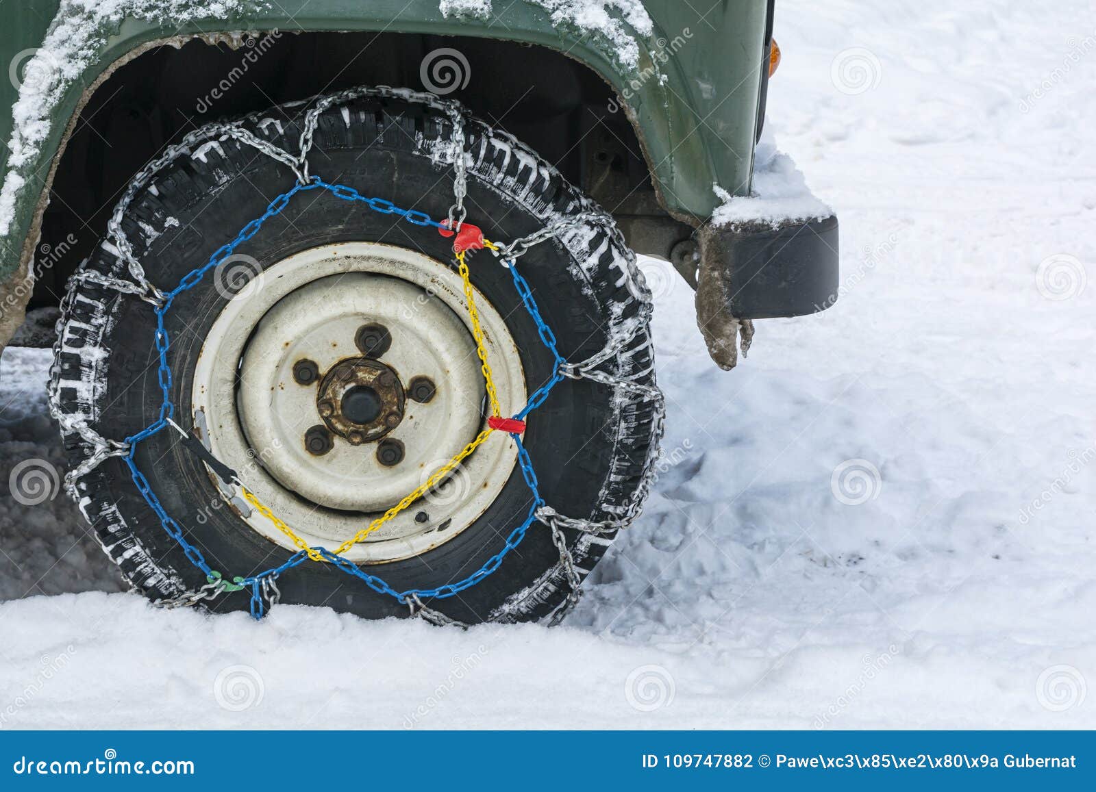 Schneeketten-Reifenketten redaktionelles stockfotografie. Bild von