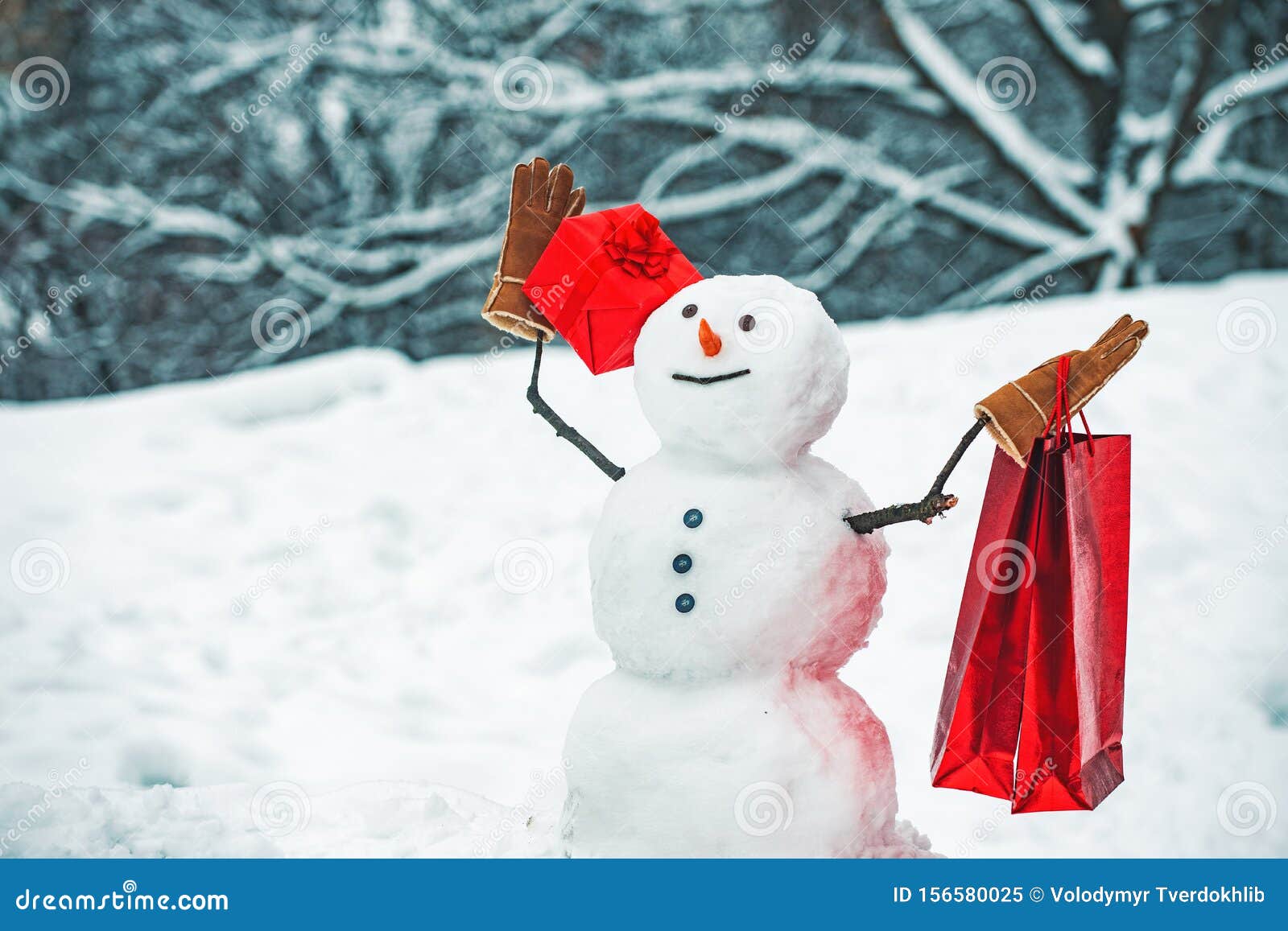 Schneemann Mit Geschenk Auf Winter Schnee Hintergrund. Schneetag.  Schneemann Mit Einer Tüte Geschenke. Stockbild - Bild von christmastide,  fall: 156580025