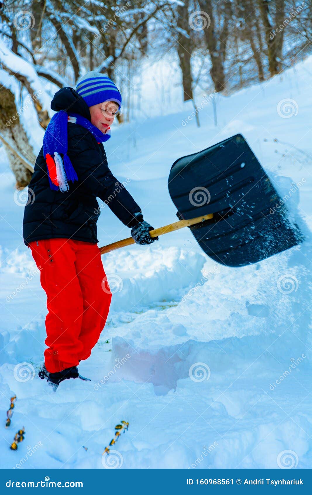 Schneeräumung Im Winter, Schüttelt Der Junge Schnee Stockbild