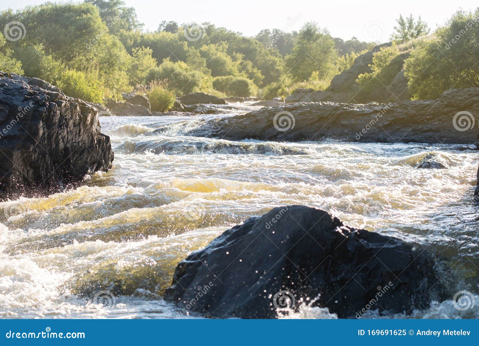 Schnelle Gefahrliche Stromschnellen Am Iset Fluss In Der Region Sverdlovsk Sommertag Stockbild Bild Von Glanz Hintergrund 169691625