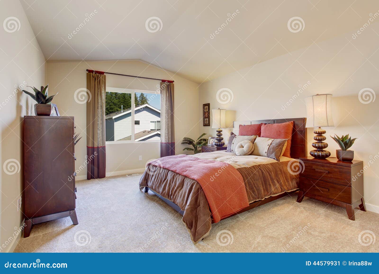 Schnes Schlafzimmer Mit Leuchtorangebettwsche Stockfoto Bild