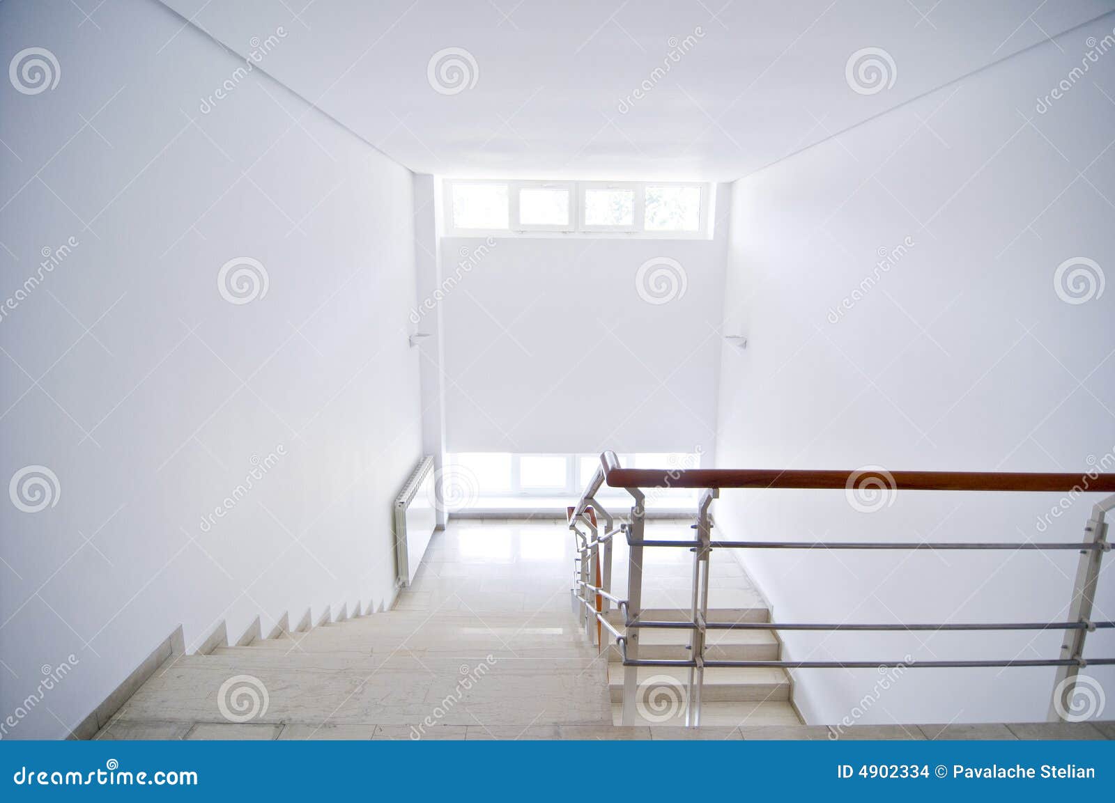 Zbudowane malujących białych schody.