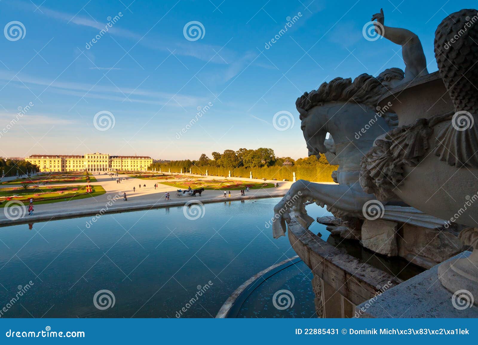 Schoenbrunn Schloss in Wien angesehen von der Parkstatue