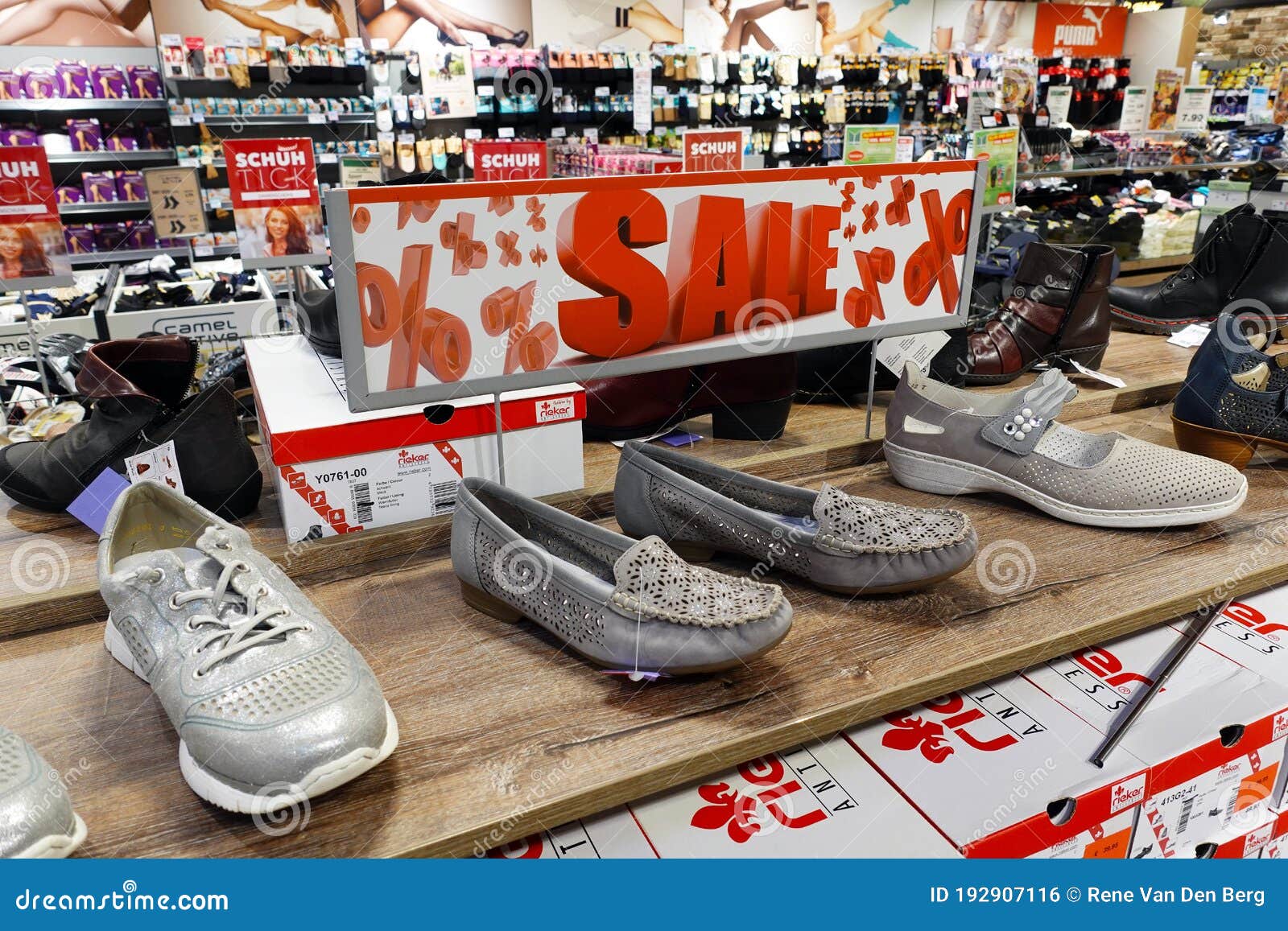 Syndicaat Monopoly Geruststellen Schoenen Voor Verkoop Op Een Hypermarkt Redactionele Foto - Image of zaken,  meisje: 192907116