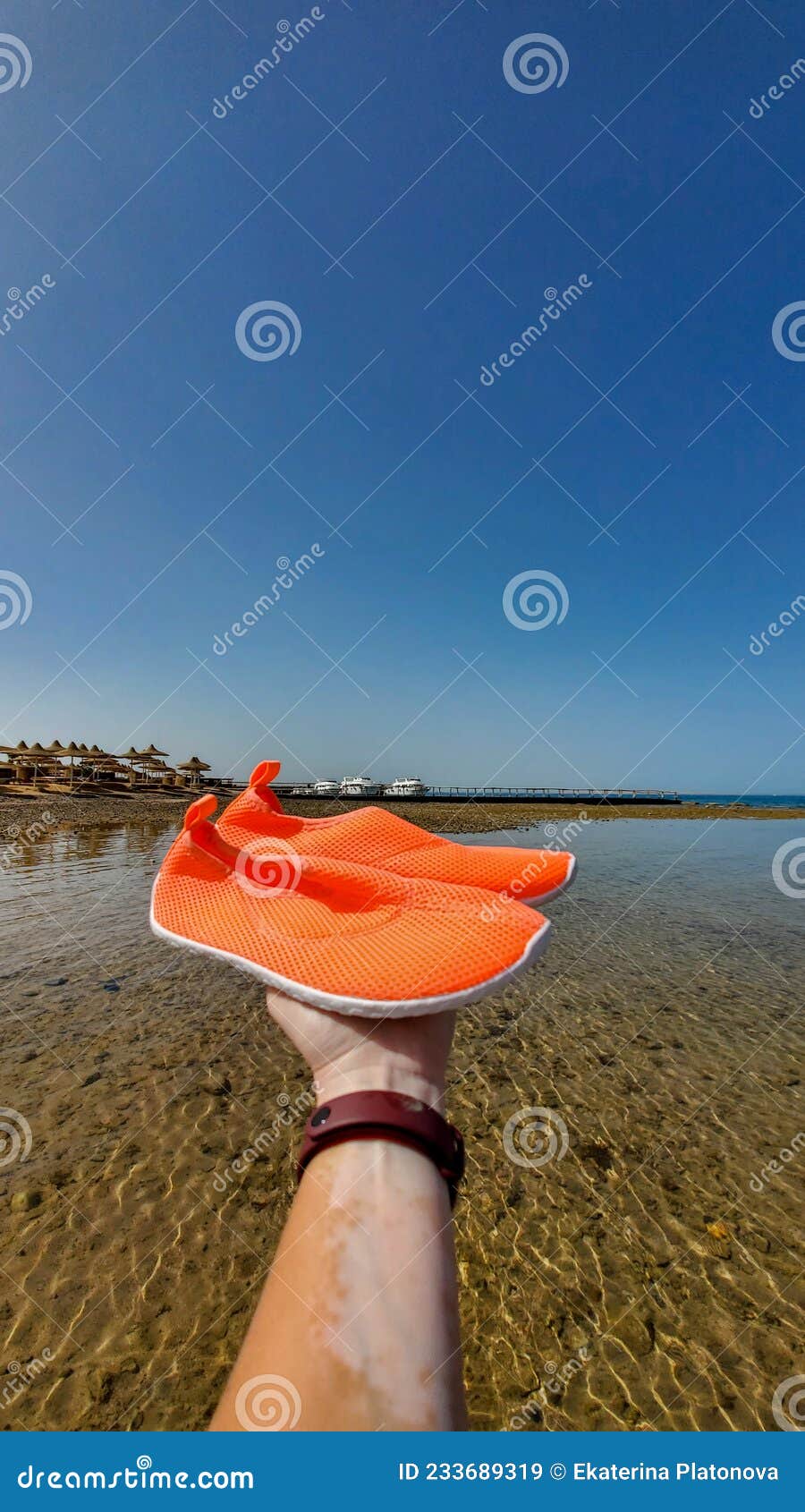 Opwekking Ellende Verschuiving Schoenen Voor Zwemmen in Zee Op De Rotsen in Het Water Op Het Strand.  Sluiting Van Waterschoenen in De Handen Van Vrouwen Stock Afbeelding -  Image of bescherm, adembenemend: 233689319