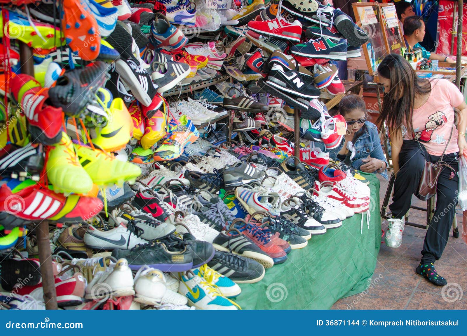 gebroken Pijler heel Schoenwinkels in Chatuchak-Markt. Bangkok Thailand. Redactionele Stock  Afbeelding - Image of bangkok, schoenen: 36871144