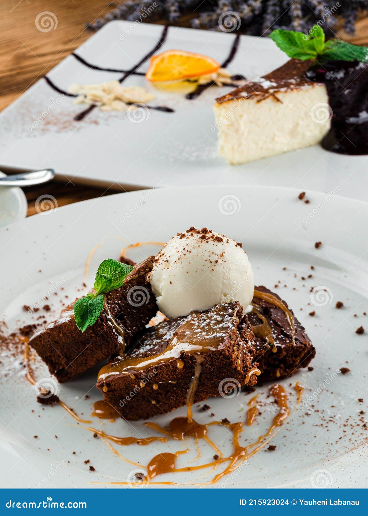 Schokolade Pekannuss Brownies Mit Schokoladensauce Eis Stockfoto - Bild ...