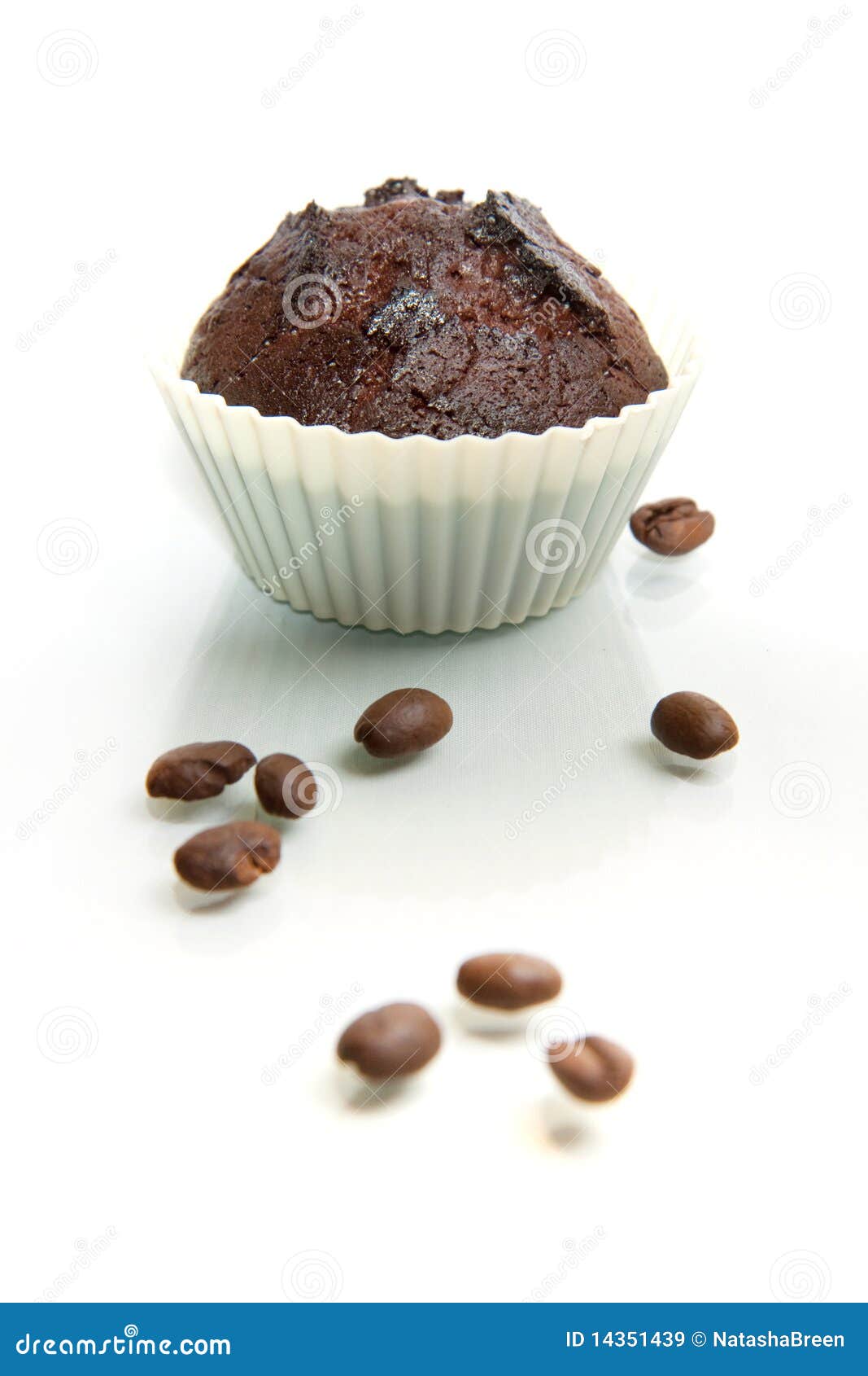 Schokoladen-Muffin Mit Kaffeebohnen Stockbild - Bild von mittagessen ...