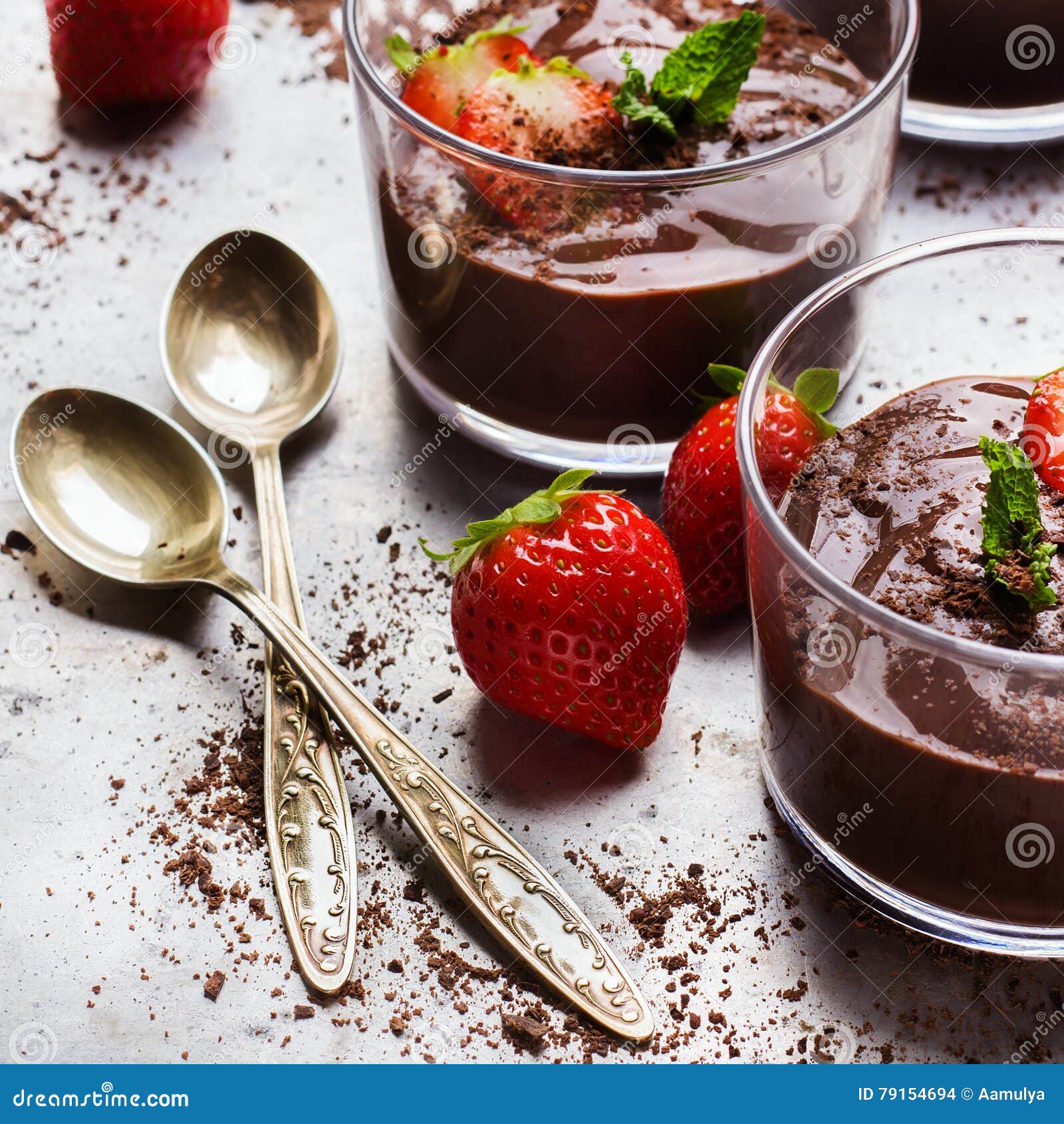 Schokoladencreme Mit Erdbeeren Im Glas Auf Rustikaler Tabelle Stockfoto ...