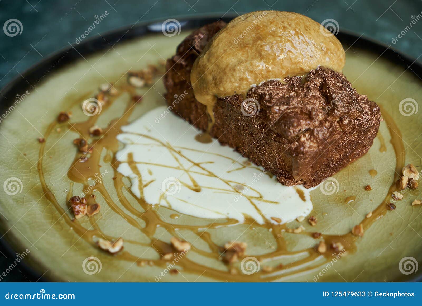 Schokoladenfondant-Lavakuchen Mit Vanillepudding- Und PistazienEiscreme ...