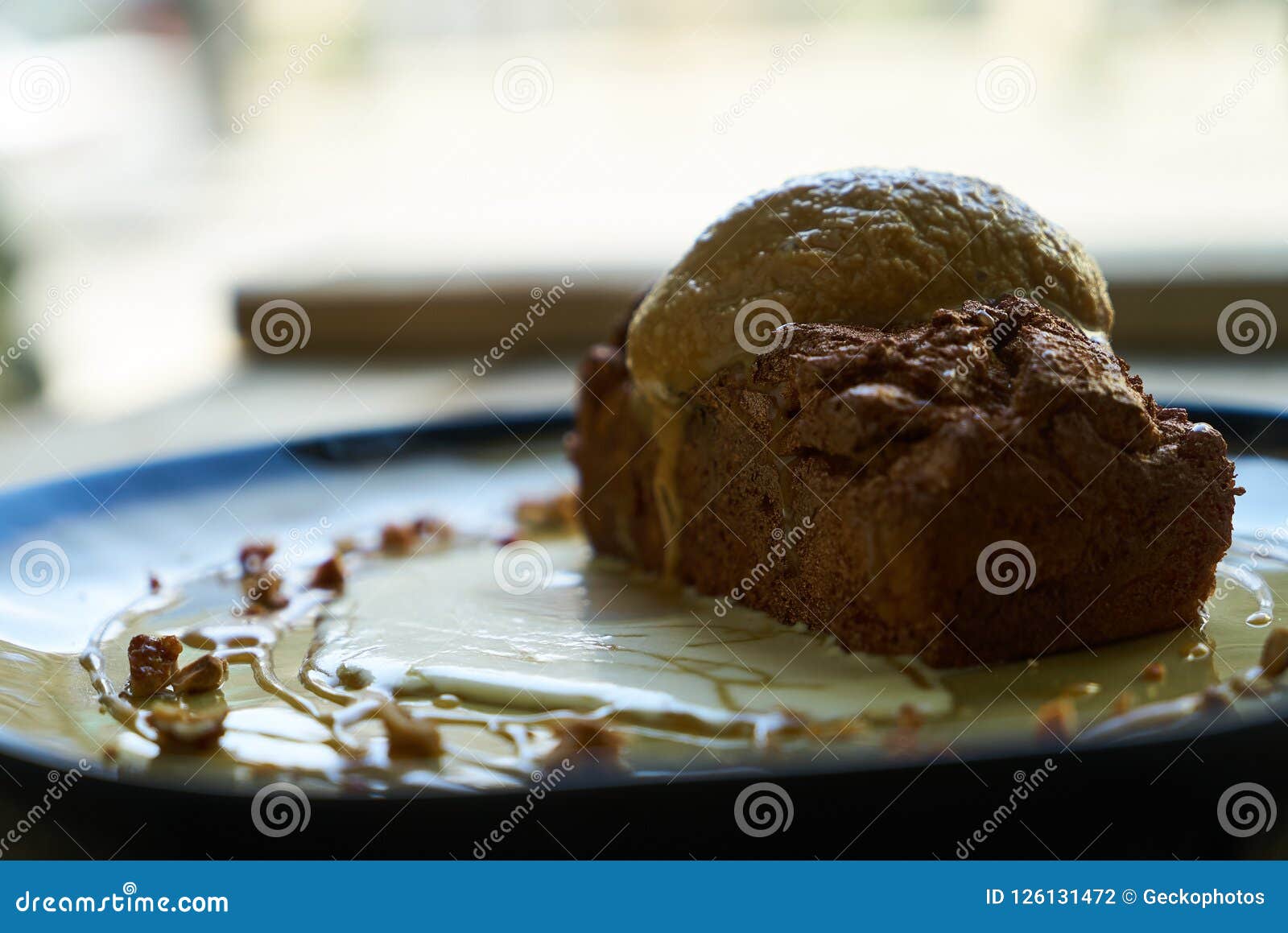 Schokoladenfondant-Lavakuchen Mit Vanillepudding- Und PistazienEiscreme ...