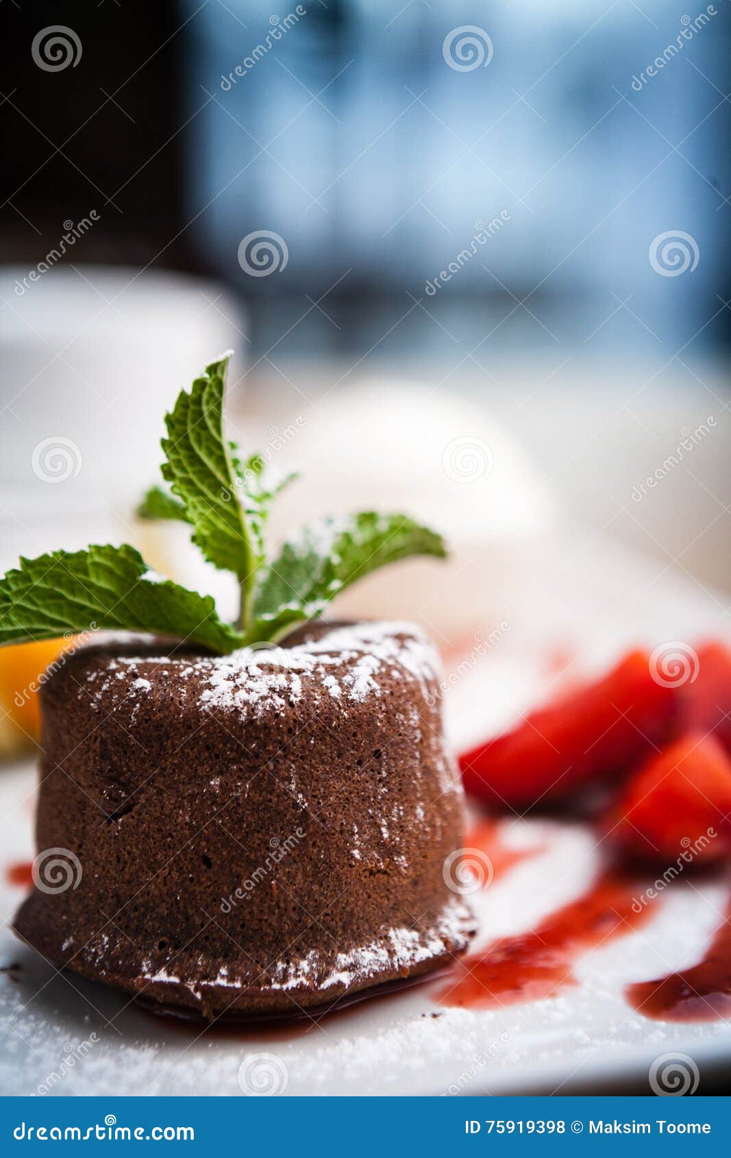 Schokoladenfondant Mit Eiscreme Stockfoto - Bild von nahaufnahme ...