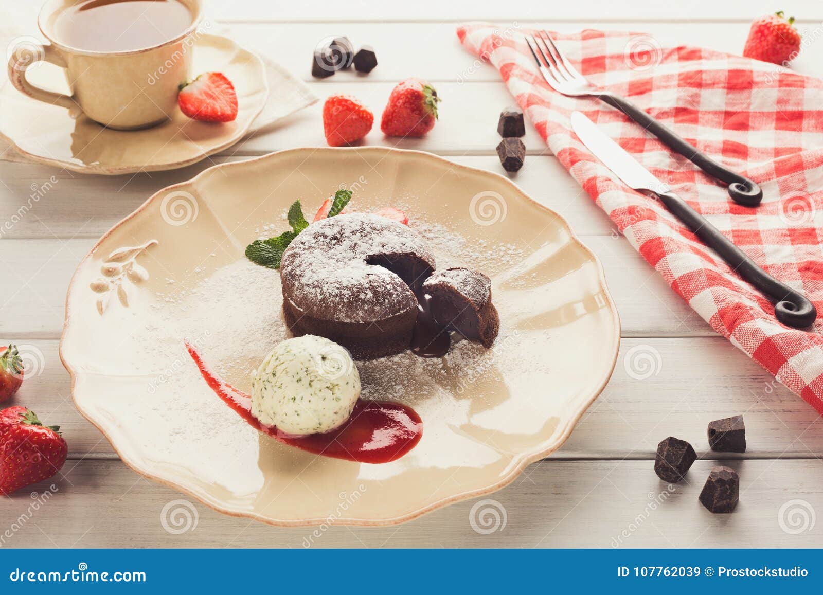 Schokoladenfondant Mit Vanilleeis Und Erdbeere Stockbild - Bild von ...