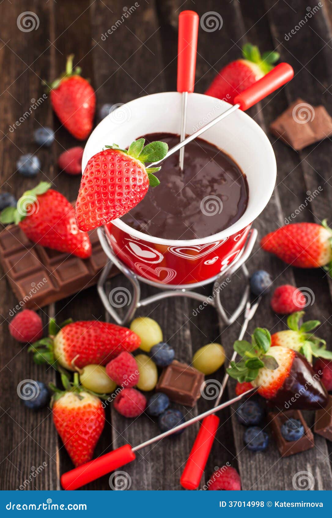 Schokoladenfondue Mit Frischen Beeren Stockfoto - Bild von fondue ...