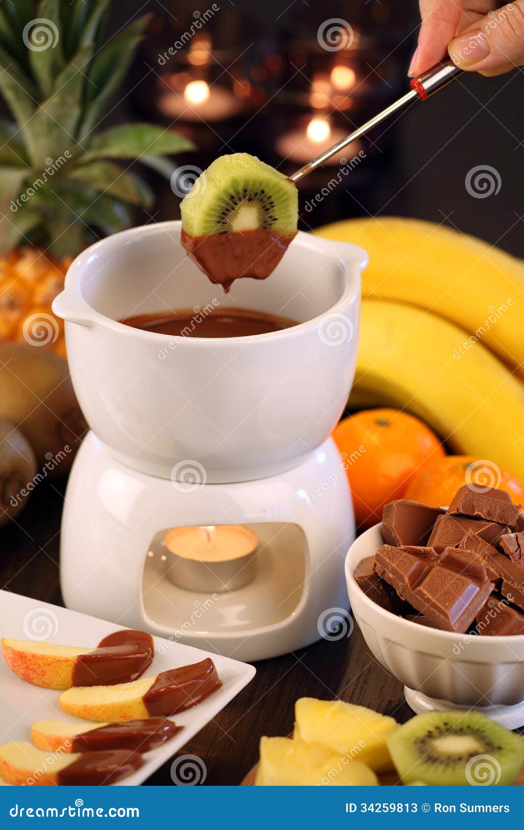 Schokoladenfondue Mit Frucht Stockbild - Bild von schmelze, kerze: 34259813