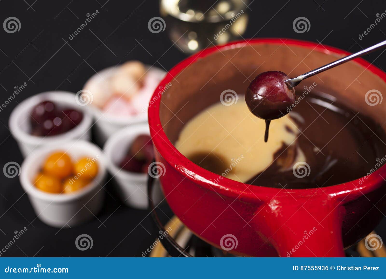 Schokoladenfondue Mit Traube Auf Rotem Topf Stockfoto - Bild von fondue ...