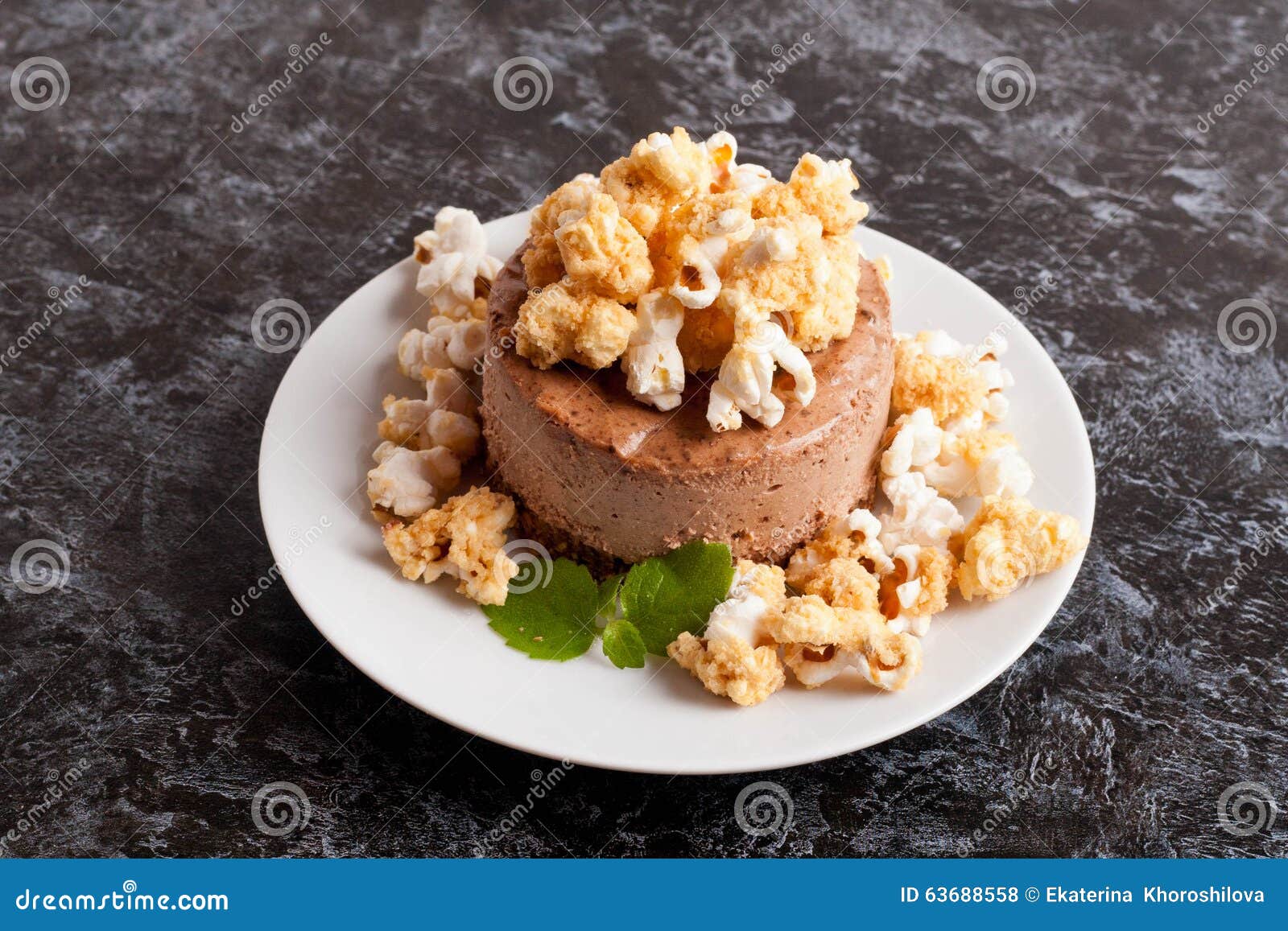 Schokoladenkuchen Mit Karamell Und Popcorn Stockfoto - Bild von ... Schokoladenkuchen Mit Karamell Und Popcorn Stockfoto - Bild von ...