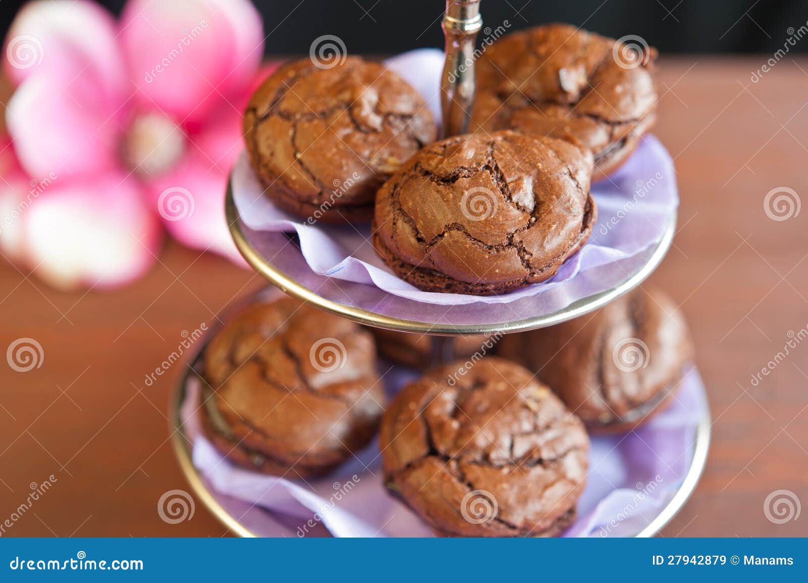 Schokoladenmakronen Mit Einer Blume Stockbild - Bild von traditionell ...