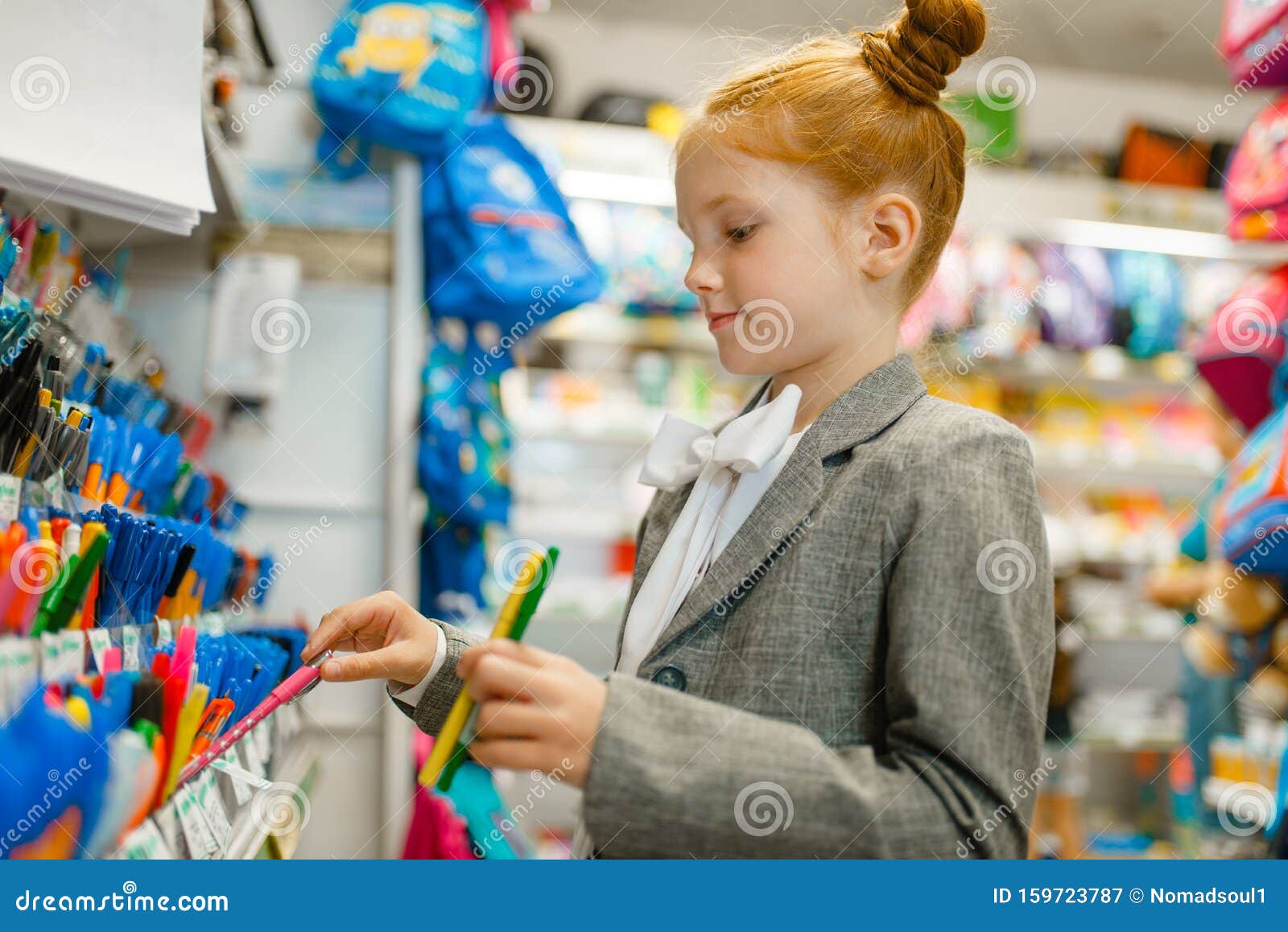 Your school shop. Дети в магазине канцтоваров. Канцелярия для детей. Ребенок в магазине. Магазин канцелярии для детей.