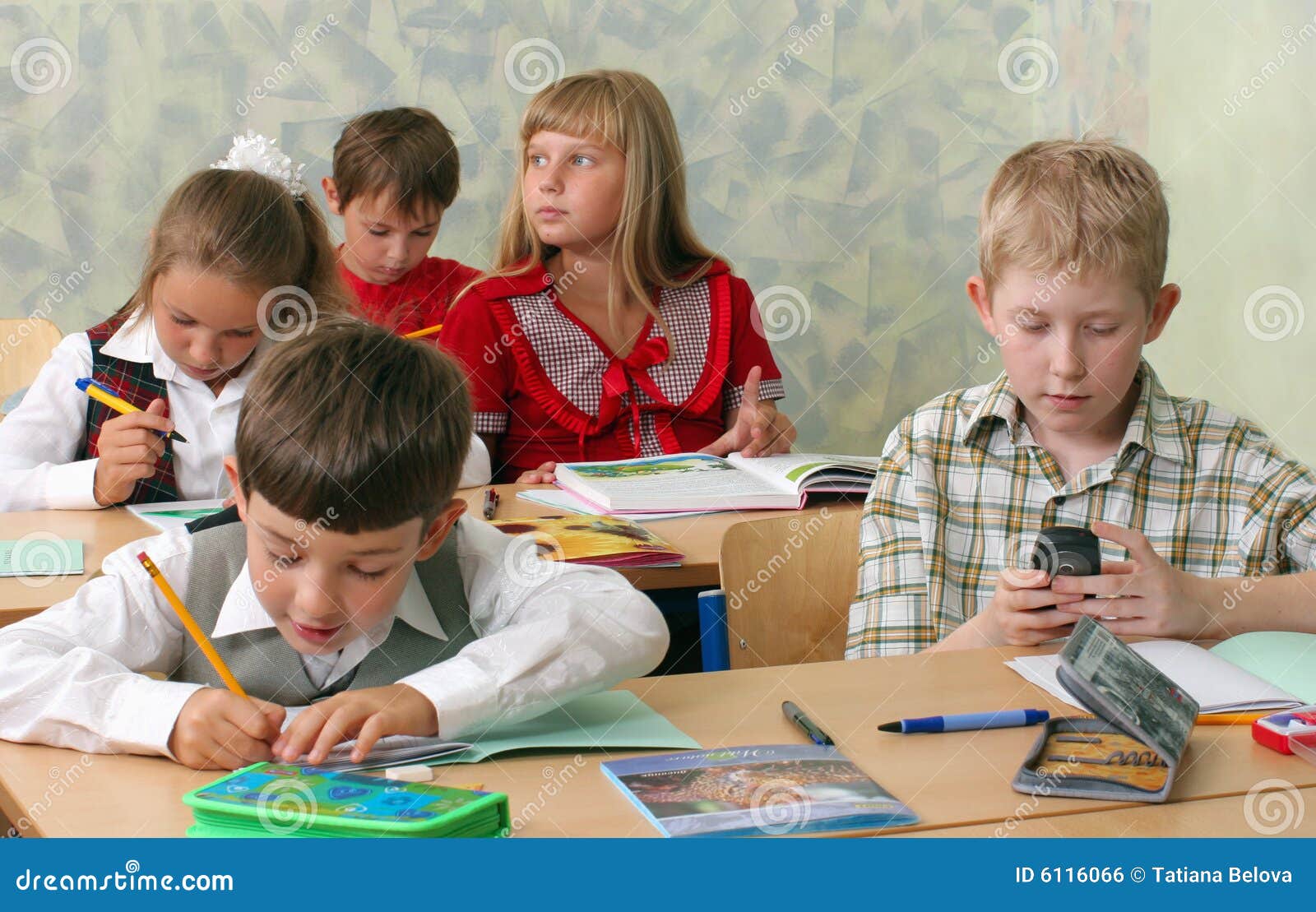 Школа нежность. Дети на уроке. Дети в школе отвлекаются. Ребенок отвлекается на уроке. Дети с мобильниками в школе.